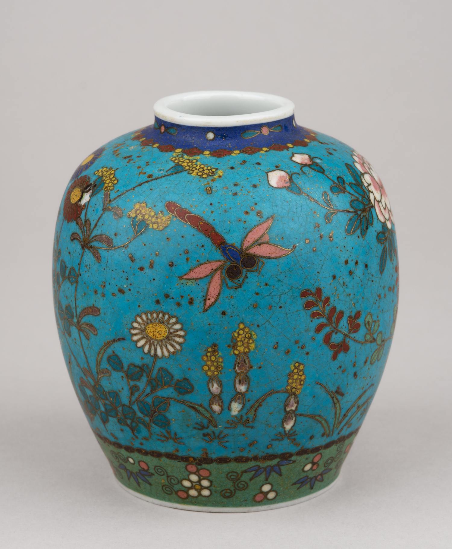 (Клуазоне на фарфоре) Вазочка с изображением цветов и насекомых. 
«Великая Япония», 七寶會社 (Сиппо Каися), 1868–1912 (период Мэйдзи).