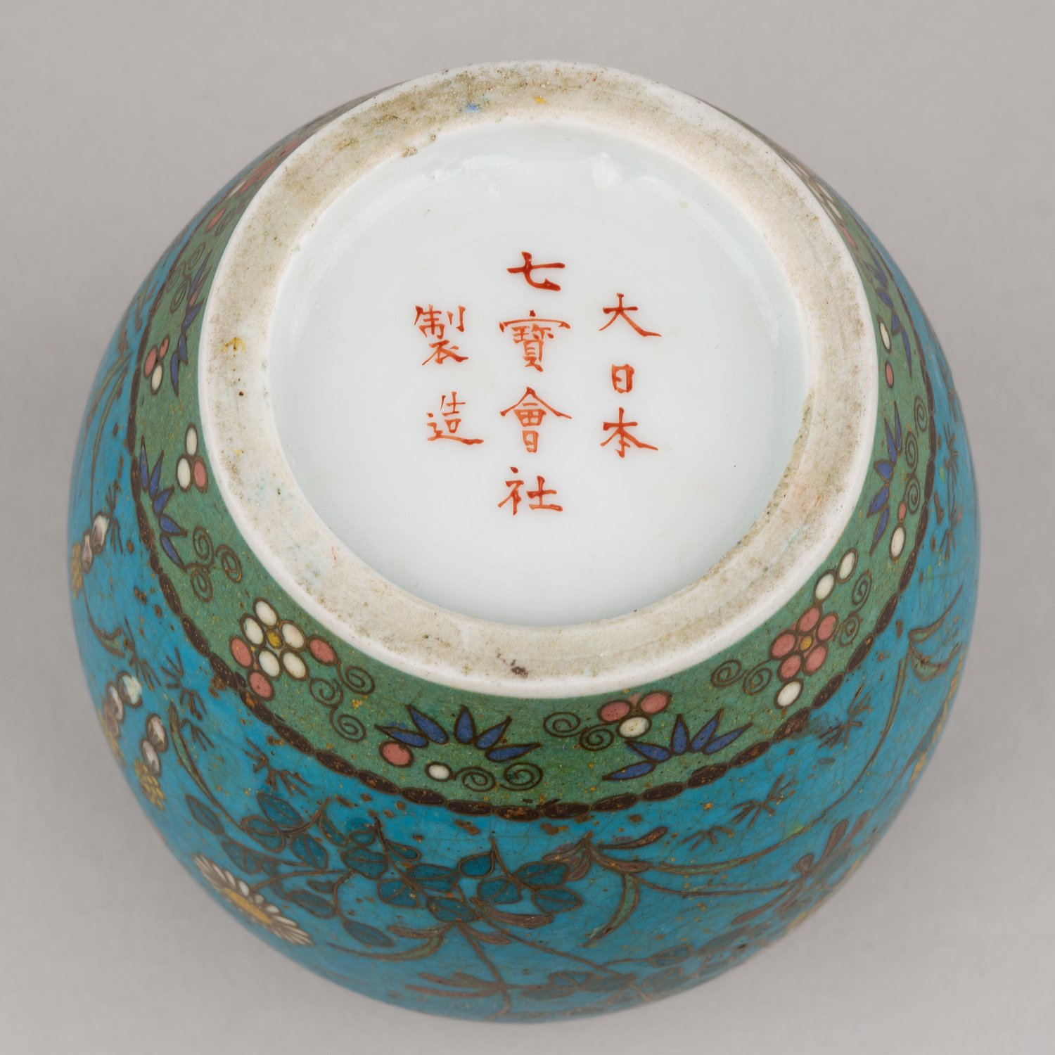 (Клуазоне на фарфоре) Вазочка с изображением цветов и насекомых. 
«Великая Япония», 七寶會社 (Сиппо Каися), 1868–1912 (период Мэйдзи).