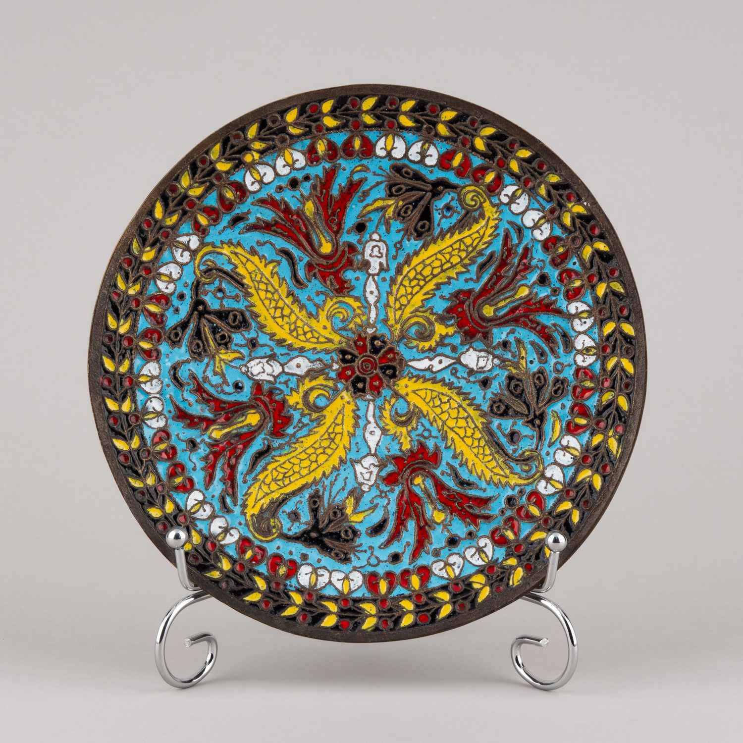 Тарелка с цветочным орнаментом. Россия, Москва, Императорское Строгановское училище, 1900-е гг.