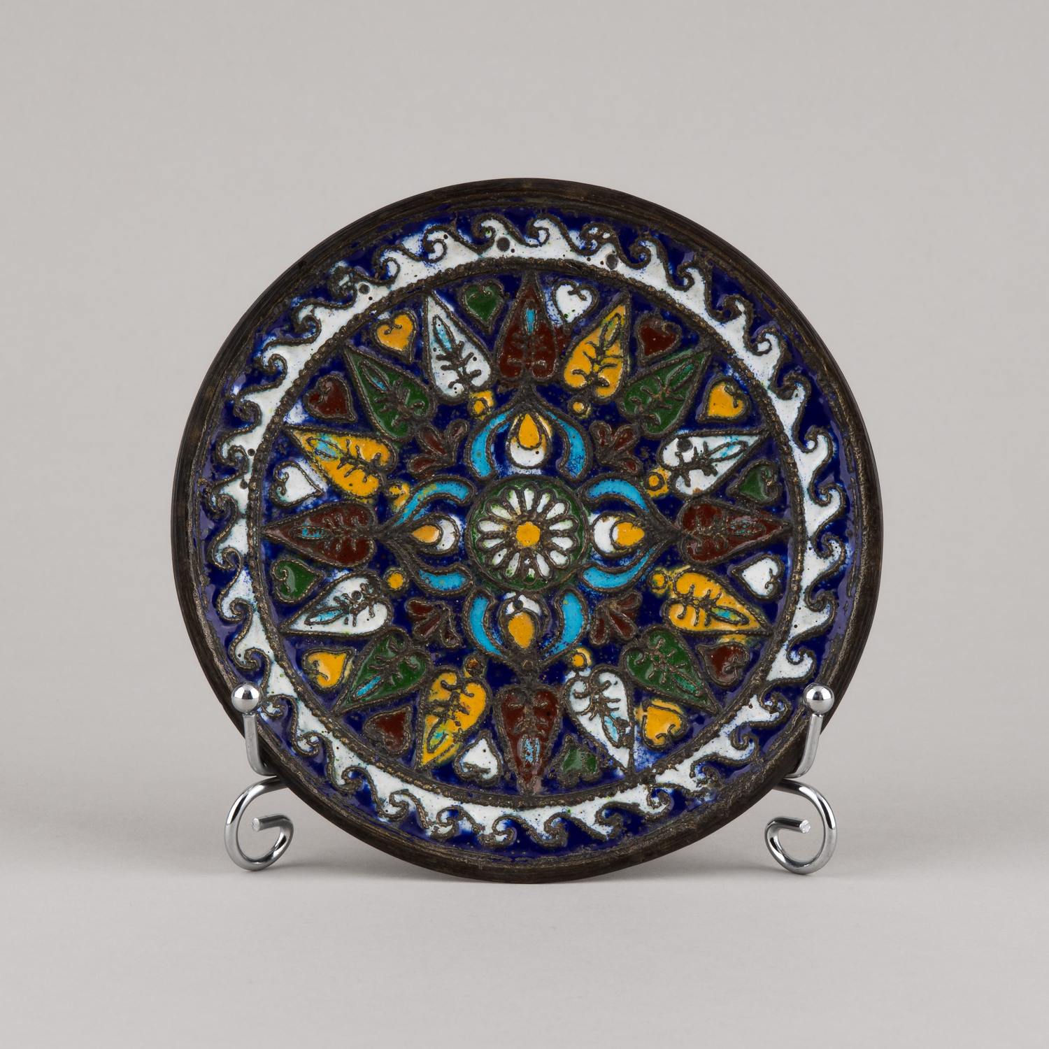 Тарелка с фантазийным орнаментом. Россия, Москва, Императорское Строгановское училище, 1900-е гг.