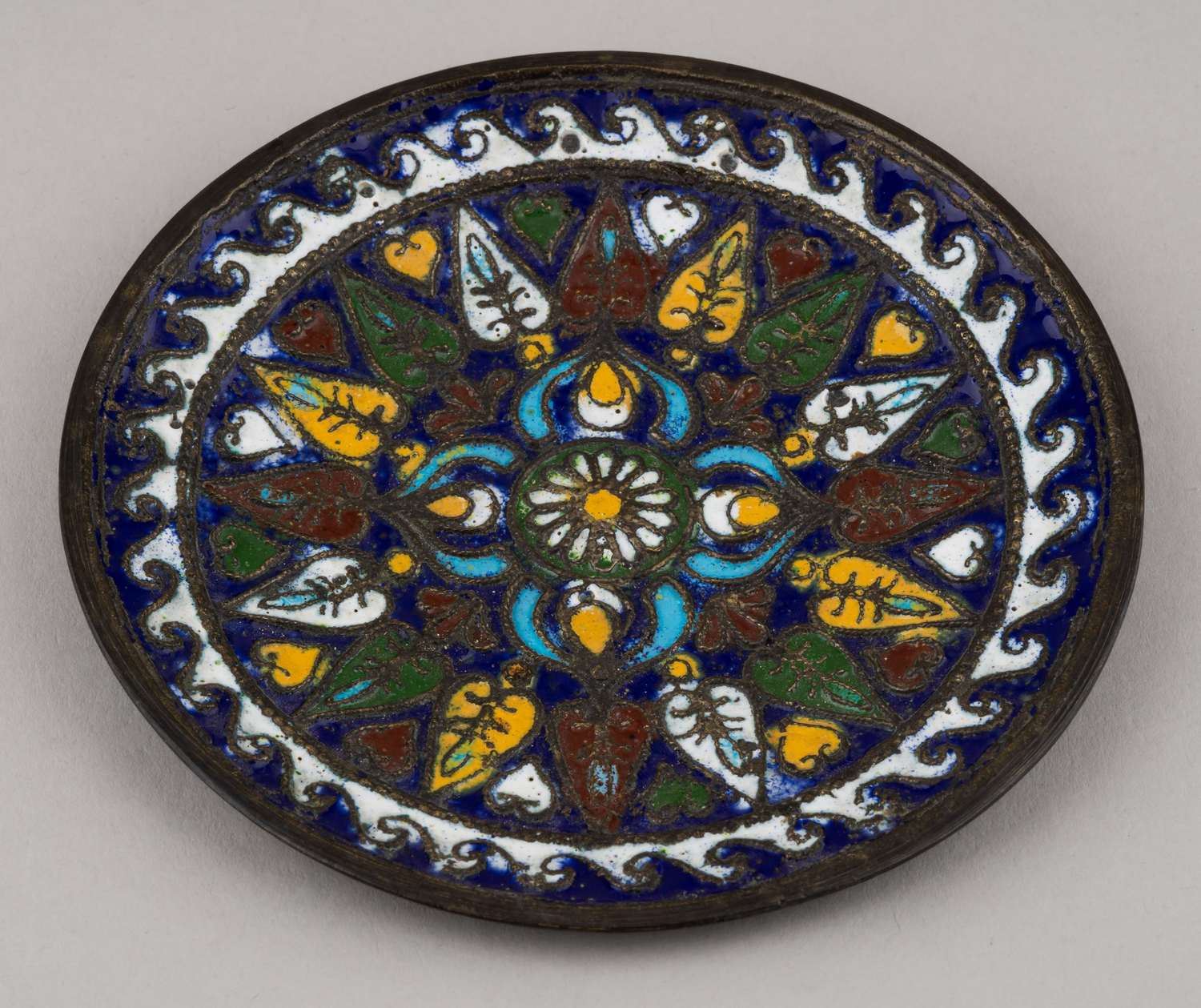 Тарелка с фантазийным орнаментом. Россия, Москва, Императорское Строгановское училище, 1900-е гг.