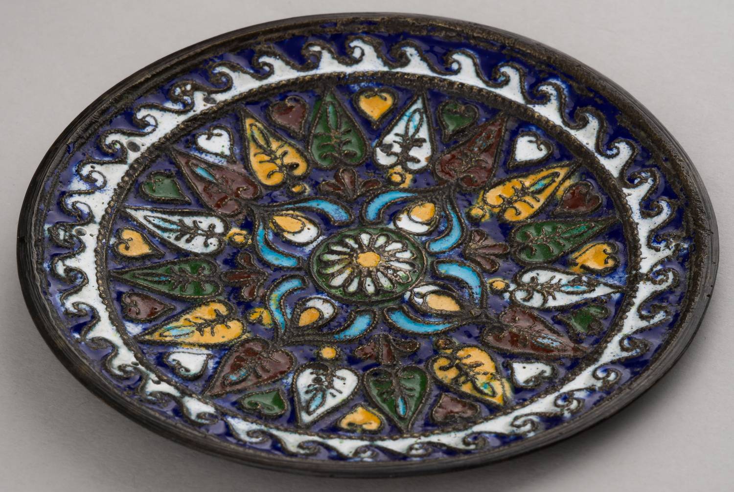 Тарелка с фантазийным орнаментом. Россия, Москва, Императорское Строгановское училище, 1900-е гг.