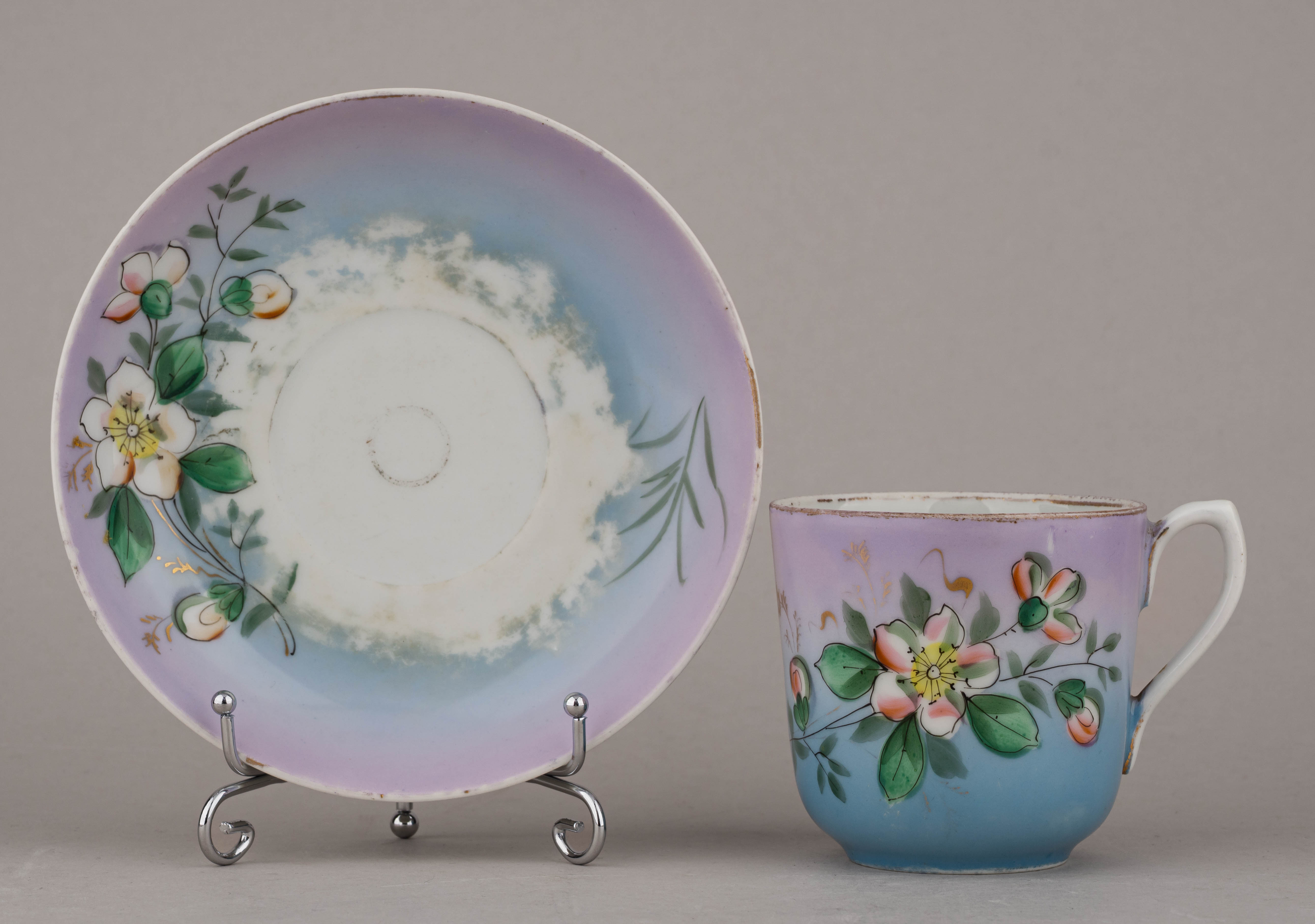 Чайная пара «В день Ангела». Россия, фабрика И.Е. Кузнецова в Бронницах, 1913-1918 годы.