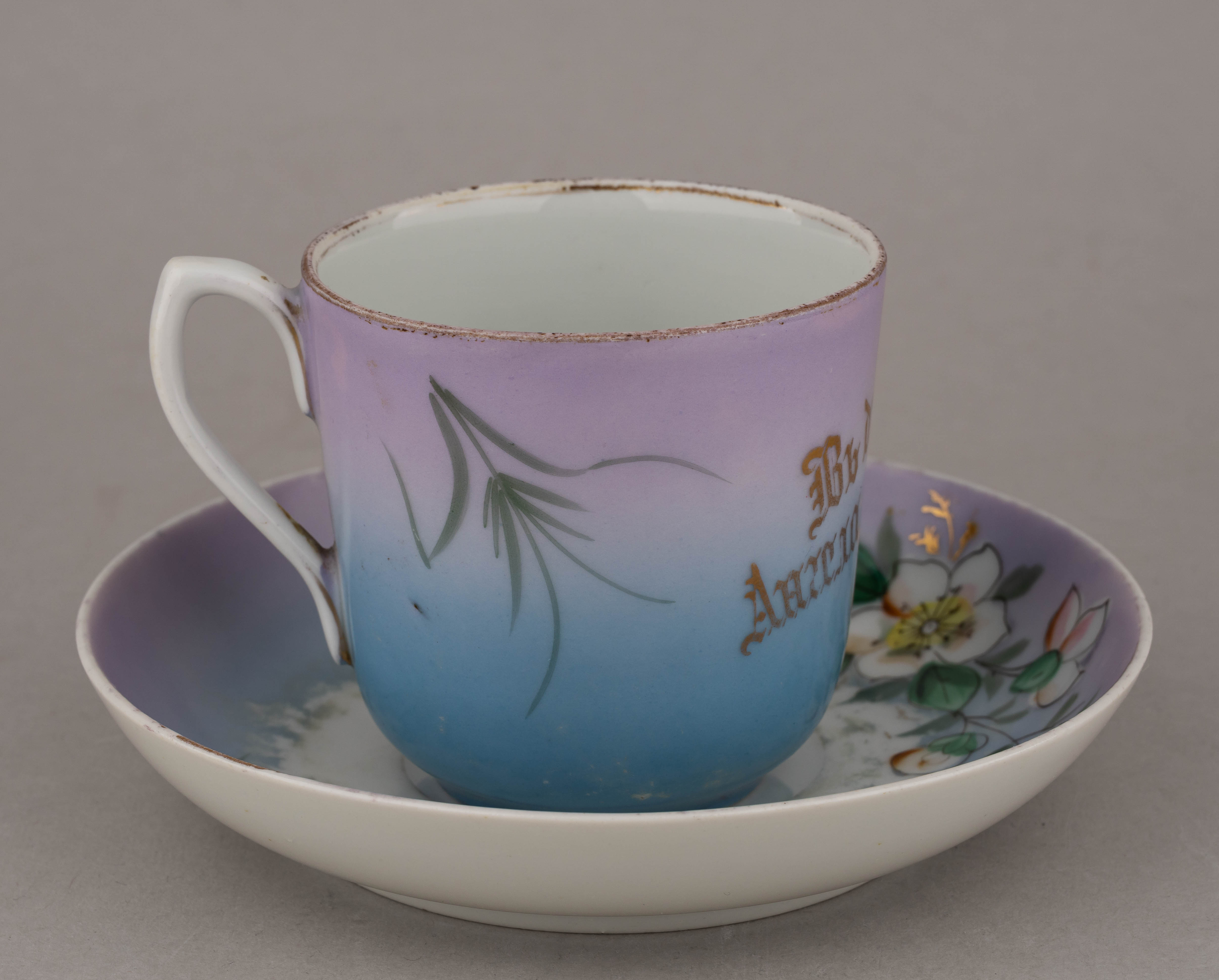 Чайная пара «В день Ангела». Россия, фабрика И.Е. Кузнецова в Бронницах, 1913-1918 годы.