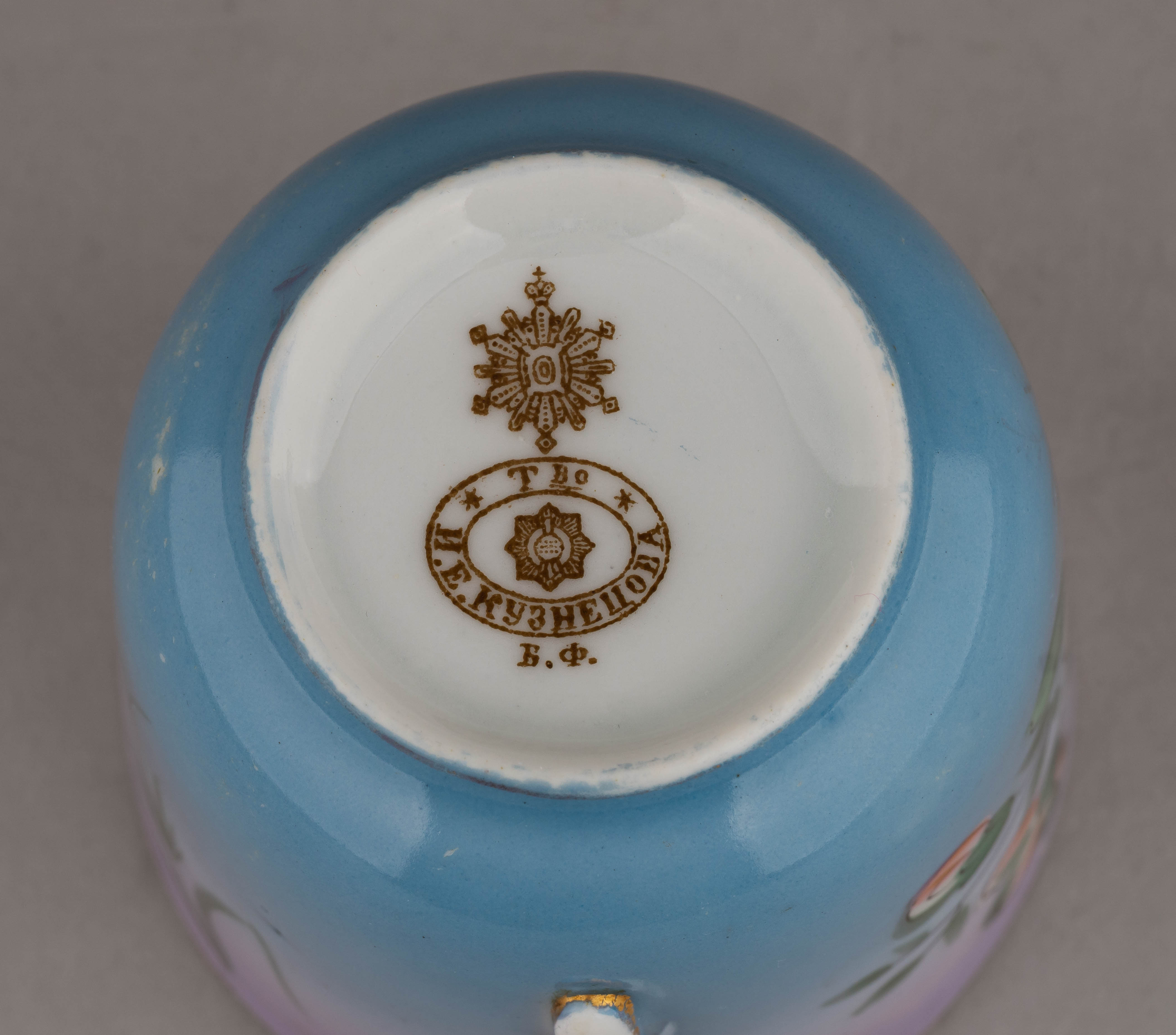 Чайная пара «В день Ангела». Россия, фабрика И.Е. Кузнецова в Бронницах, 1913-1918 годы.