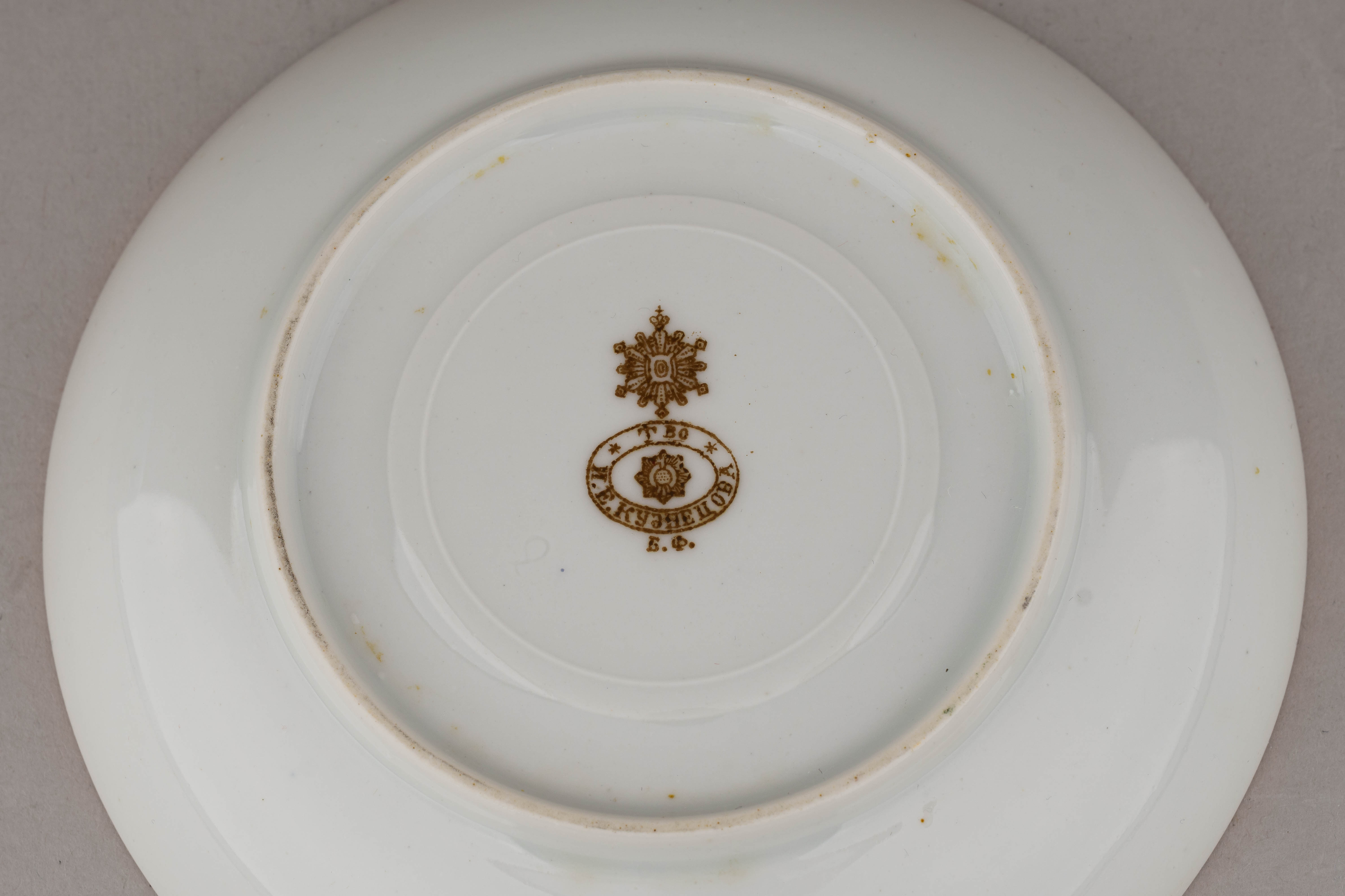 Чайная пара «В день Ангела». Россия, фабрика И.Е. Кузнецова в Бронницах, 1913-1918 годы.