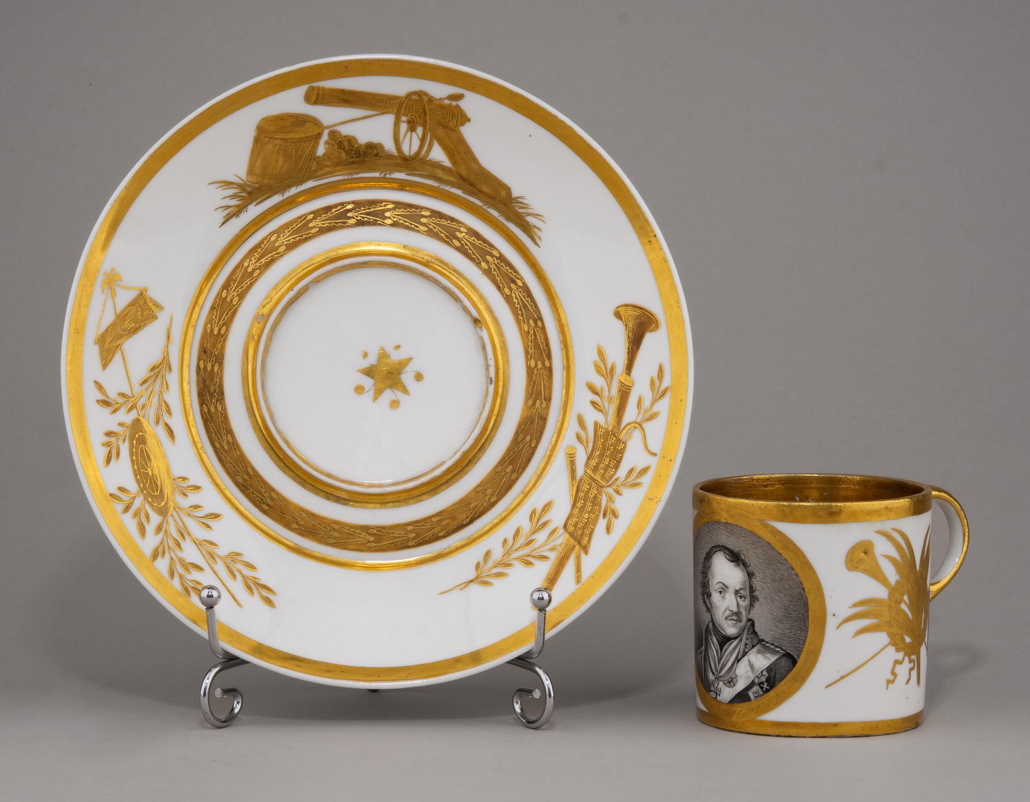(Попов.) Чашка с блюдцем с портретом атамана Донского казачьего войска генерала М.И. Платова. 
Россия, завод А.Г. Попова, 1810-е годы.