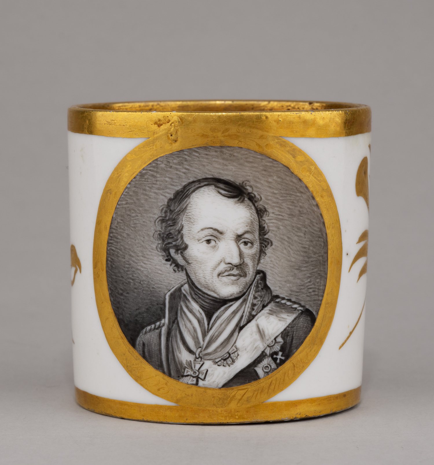 (Попов.) Чашка с блюдцем с портретом атамана Донского казачьего войска генерала М.И. Платова. 
Россия, завод А.Г. Попова, 1810-е годы.