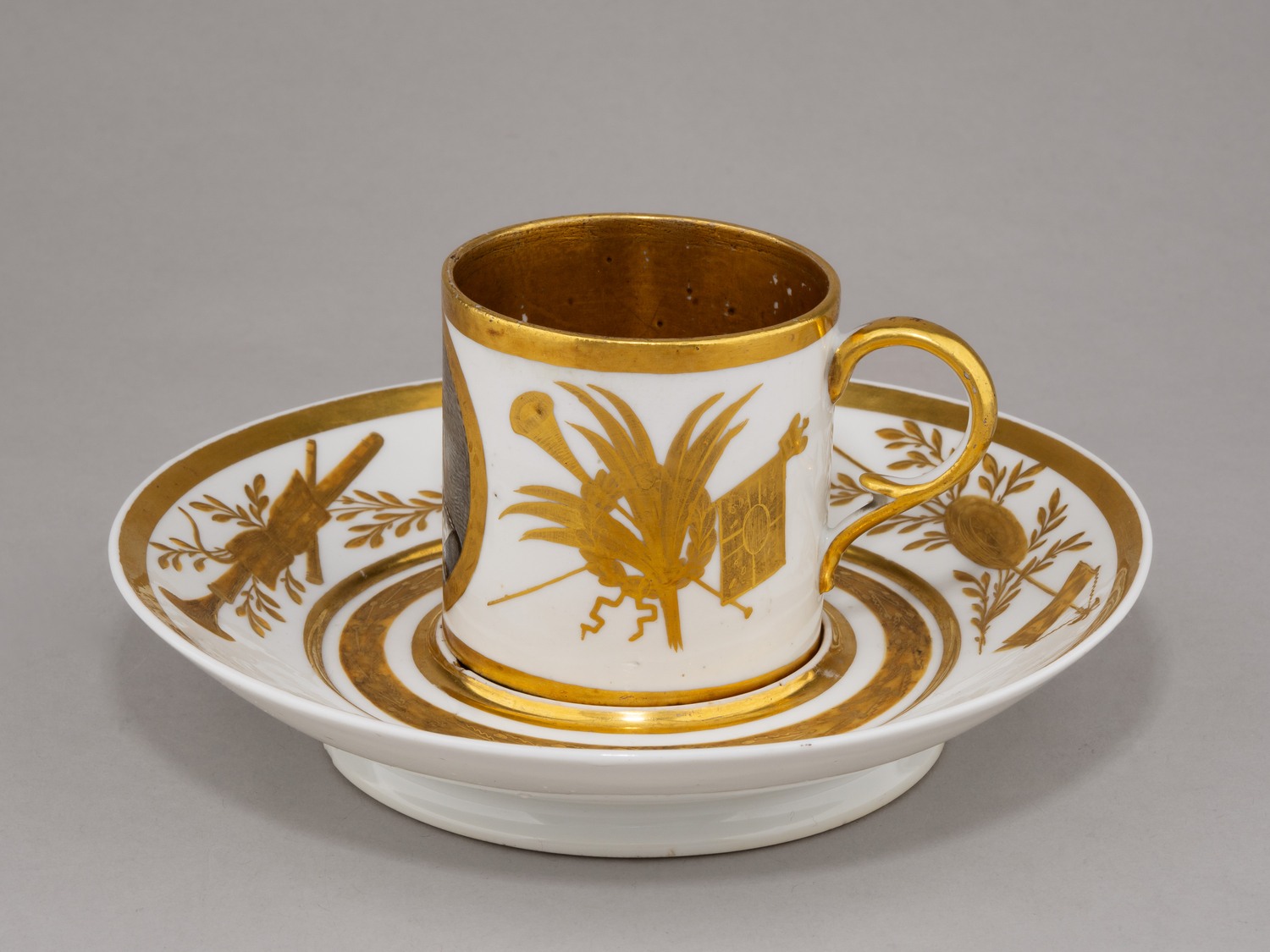 (Попов.) Чашка с блюдцем с портретом атамана Донского казачьего войска генерала М.И. Платова. 
Россия, завод А.Г. Попова, 1810-е годы.