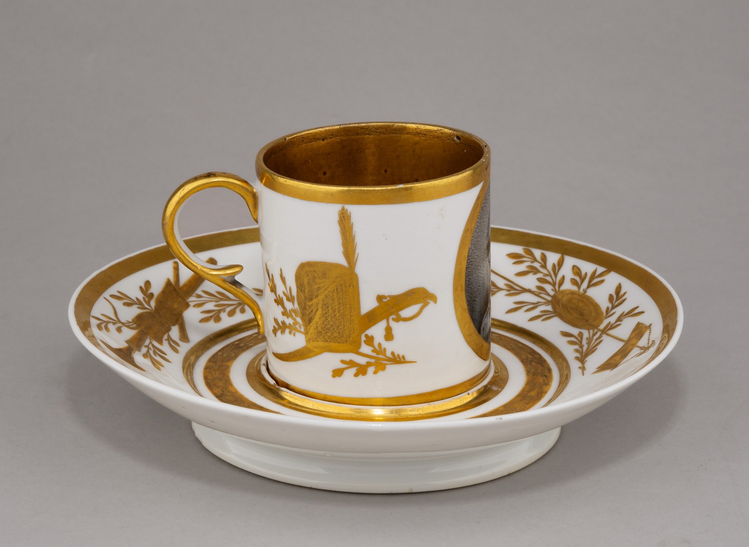 (Попов.) Чашка с блюдцем с портретом атамана Донского казачьего войска генерала М.И. Платова. 
Россия, завод А.Г. Попова, 1810-е годы.