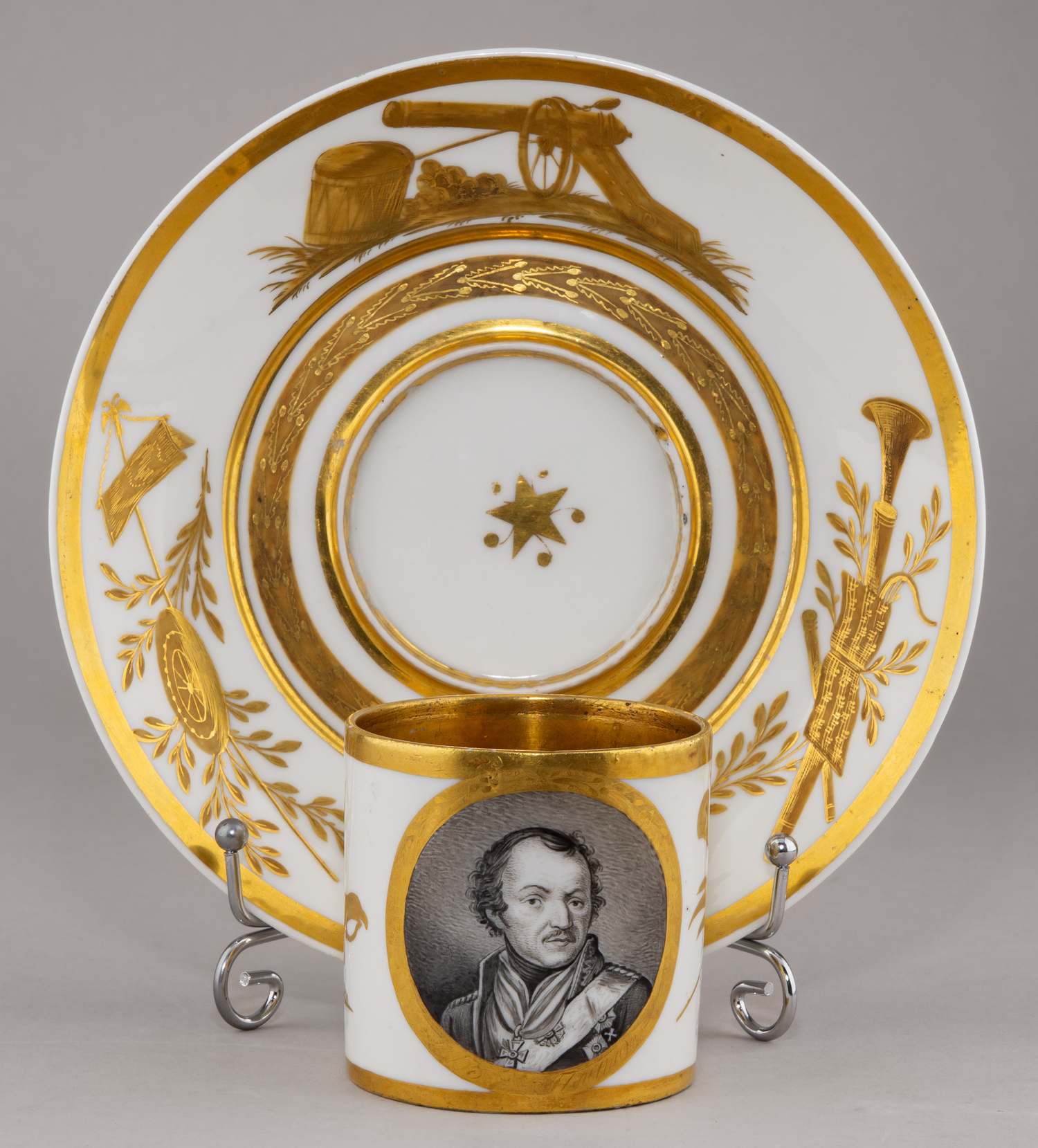 (Попов.) Чашка с блюдцем с портретом атамана Донского казачьего войска генерала М.И. Платова. 
Россия, завод А.Г. Попова, 1810-е годы.