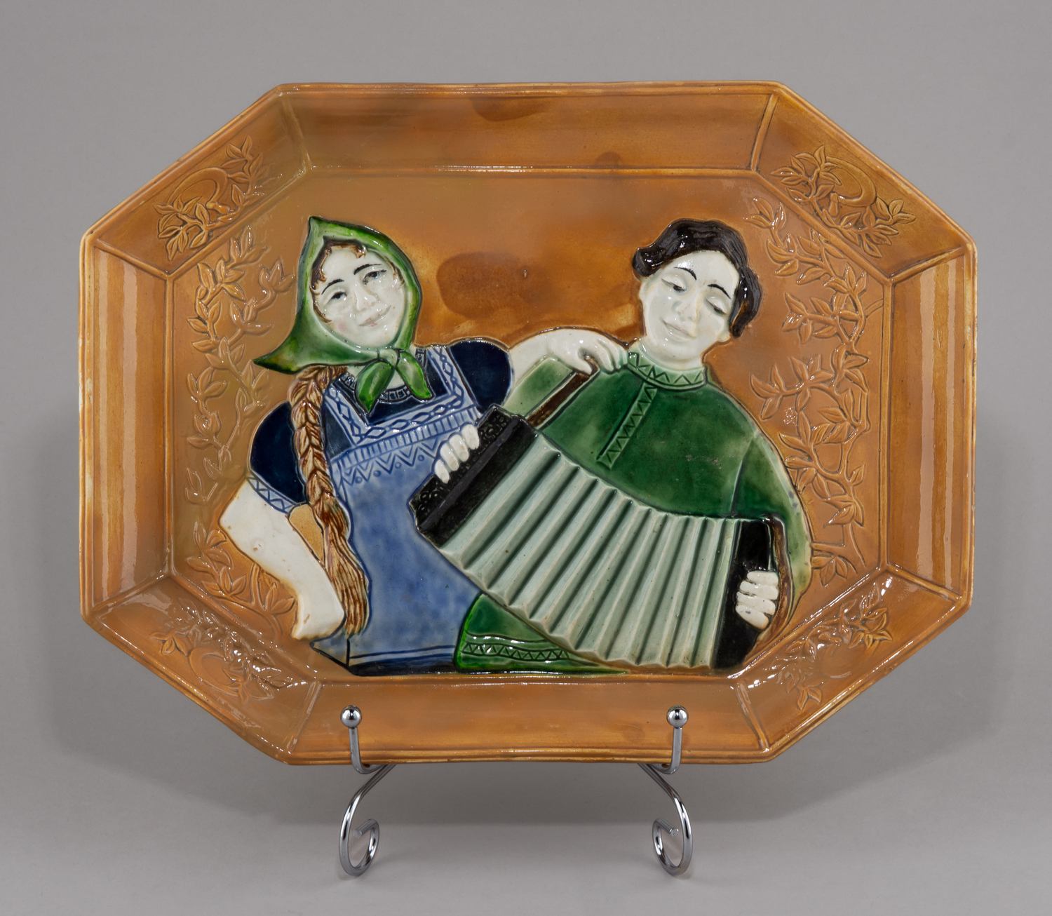 Поднос декоративный «Гармонь». СССР, Конаковский фаянсовый завод, скульптор Фрих-Хар И.Г. 1920–1930-е годы.