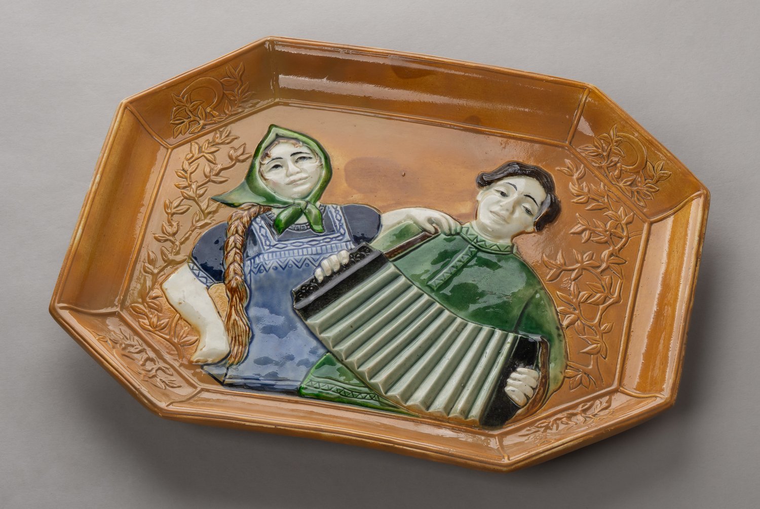 Поднос декоративный «Гармонь». СССР, Конаковский фаянсовый завод, скульптор Фрих-Хар И.Г. 1920–1930-е годы.