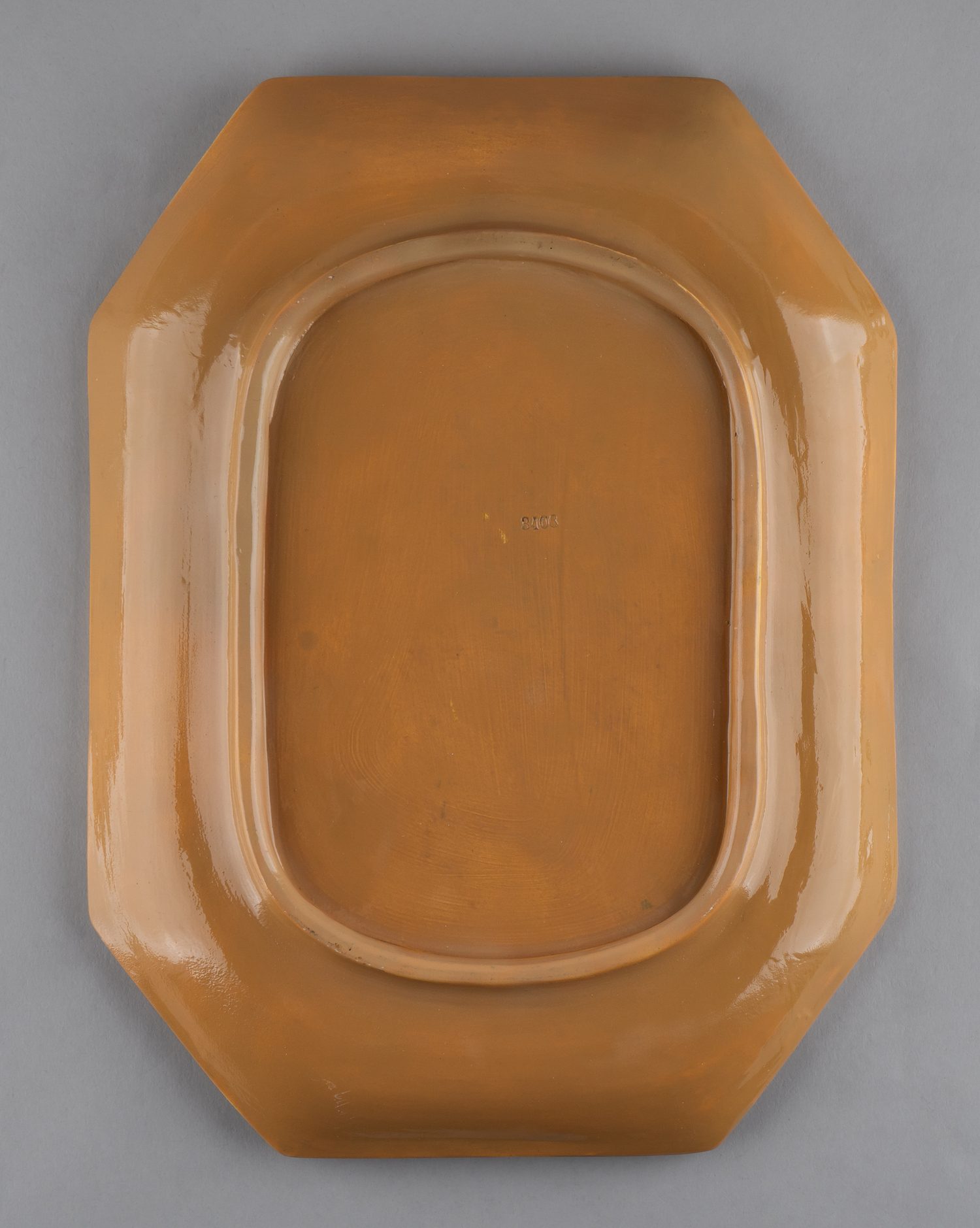 Поднос декоративный «Гармонь». СССР, Конаковский фаянсовый завод, скульптор Фрих-Хар И.Г. 1920–1930-е годы.