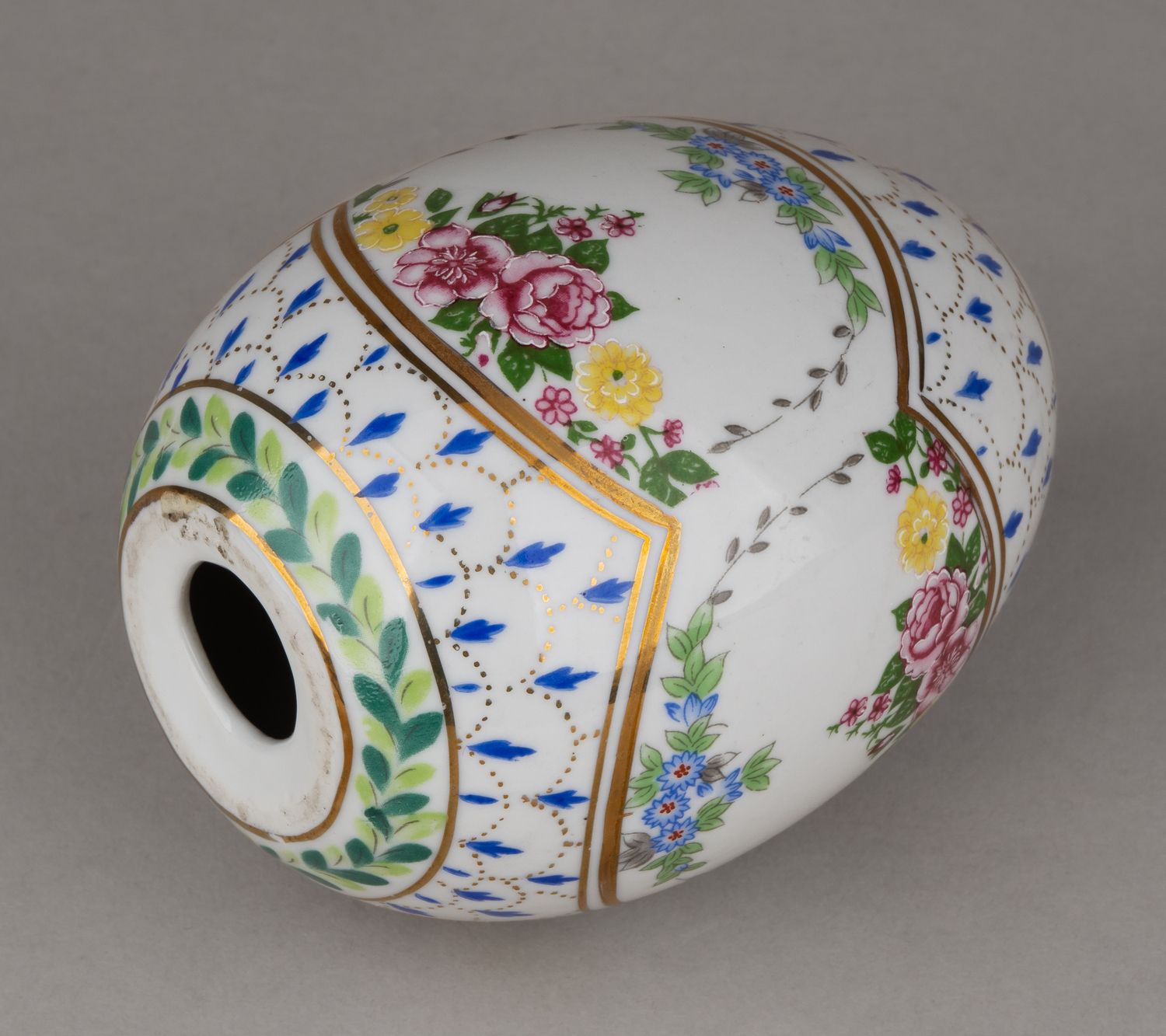 Яйцо пасхальное с изображением цветочных гирлянд. Россия, XX век.