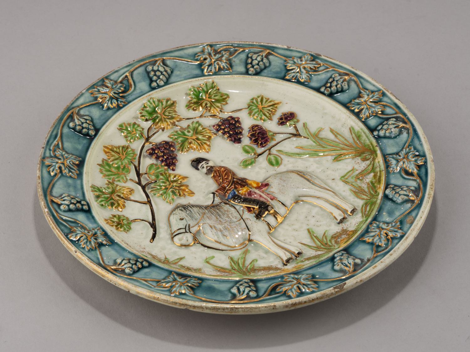 Тарелка, «Казак на коне». Россия, Завод М.С. Кузнецова в Твери, 1870-1872 годы.