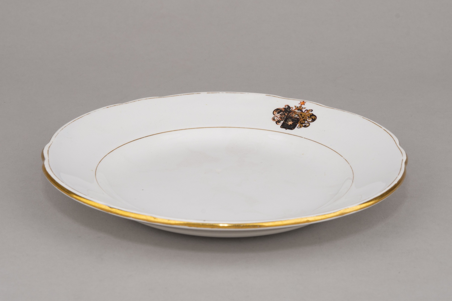 (Гарднер). Блюдце с гербом С.А. Тарасова. Россия, Москва, фабрика Гарднера. 1870-1880-е годы.