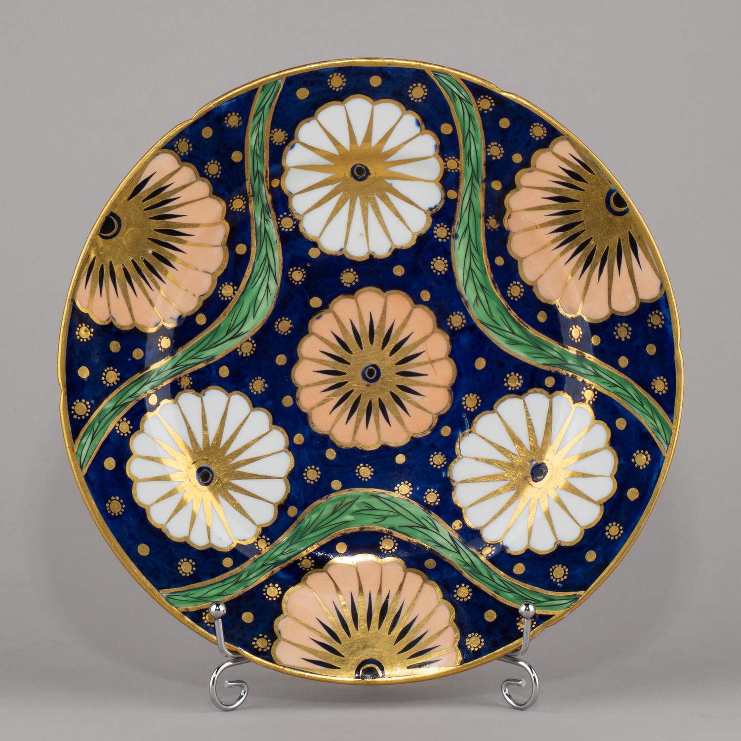 Тарелка с изображением хризантем. Западная Европа. Конец XIX века.