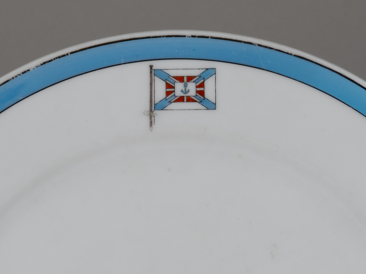 Тарелка из сервиза яхты морского министра «Нева». Россия, Дмитровская фабрика Товарищества М.С. Кузнецова. 1890-1910-е годы.