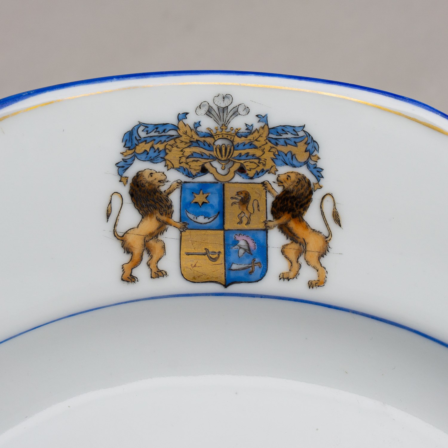 Тарелка с гербом рода Савельевых. Германия. Конец XIX - начало XX века.