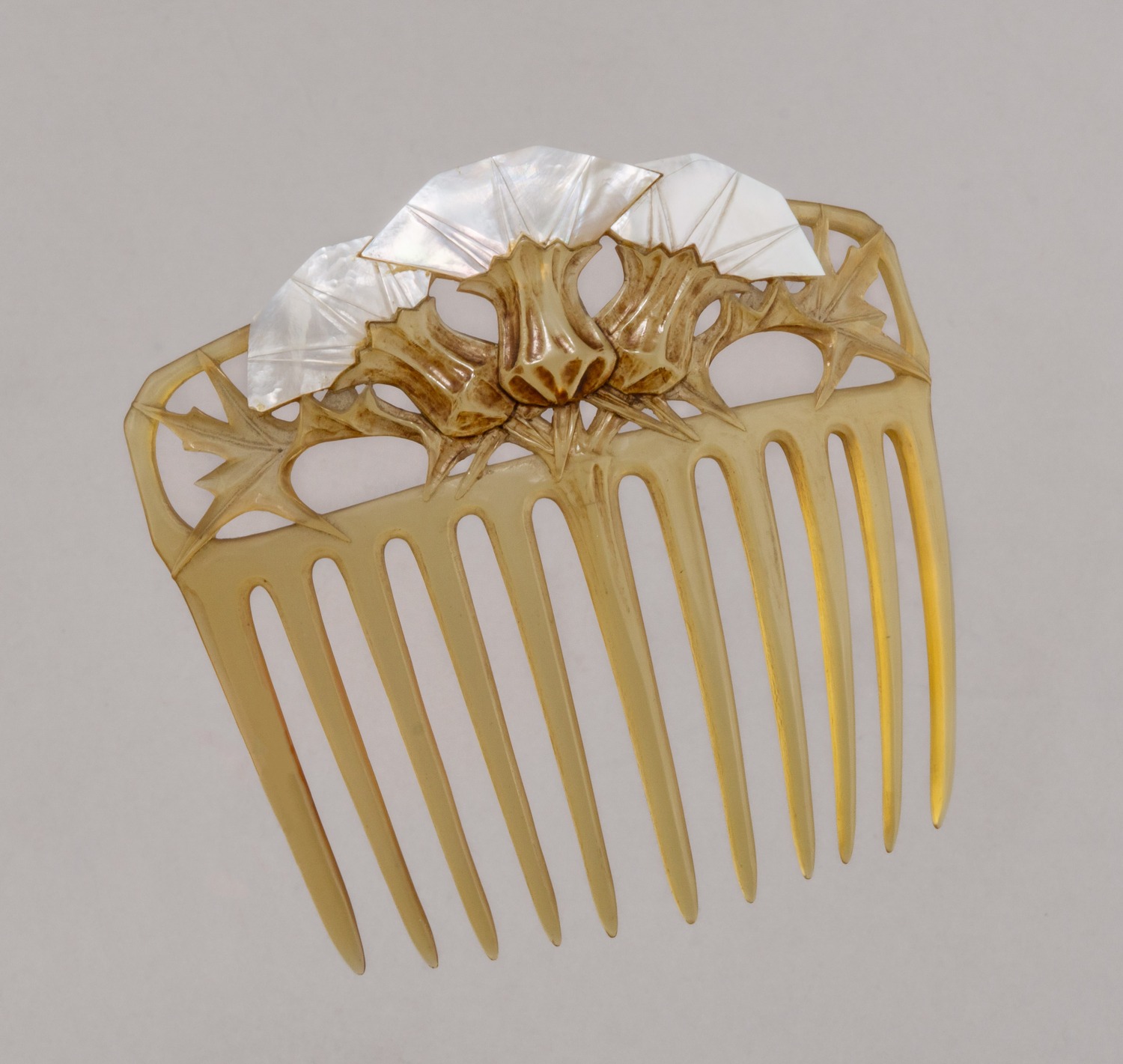 (Из собрания семьи Шверника Николая Михайловича) Гребень с изображением цветов в фирменом футляре. Hosaka, Tokyo. 1920-1930-е.