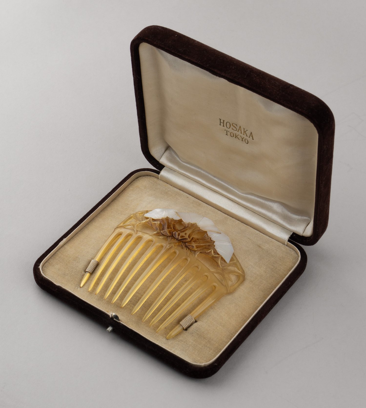 (Из собрания семьи Шверника Николая Михайловича) Гребень с изображением цветов в фирменом футляре. Hosaka, Tokyo. 1920-1930-е.