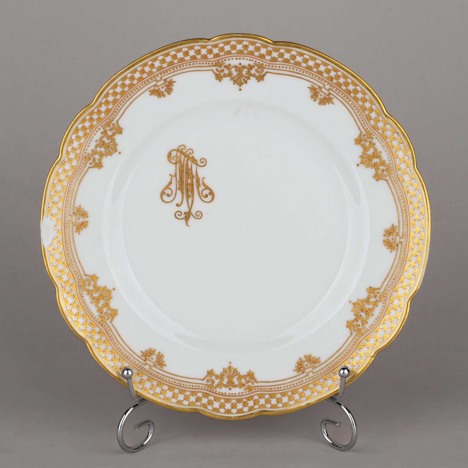 (Корниловы) Тарелка с золотой монограммой. Санкт-Петербург, завод братьев Корниловых, 1884-1817-е годы.
