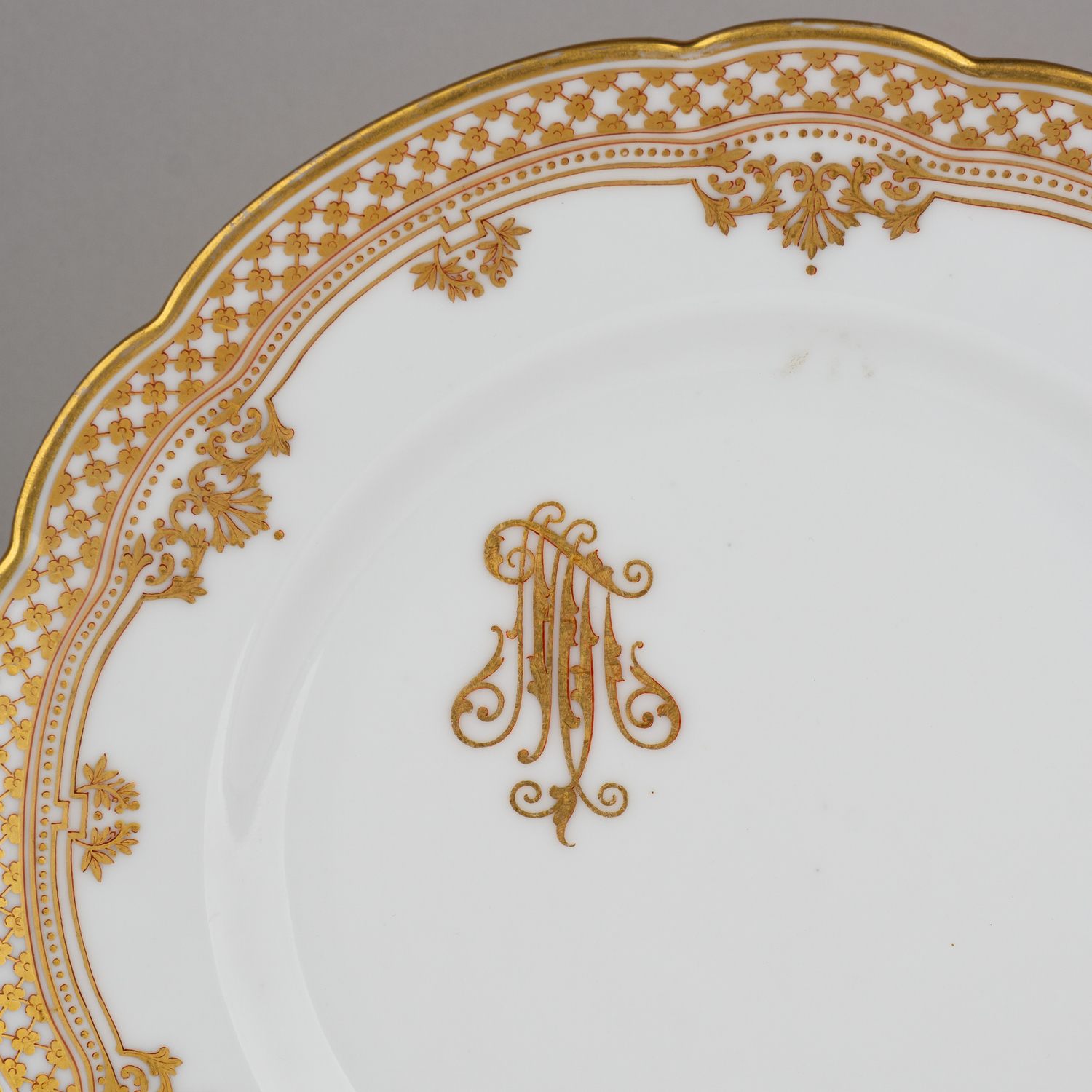 (Корниловы) Тарелка с золотой монограммой. Санкт-Петербург, завод братьев Корниловых, 1884-1817-е годы.
