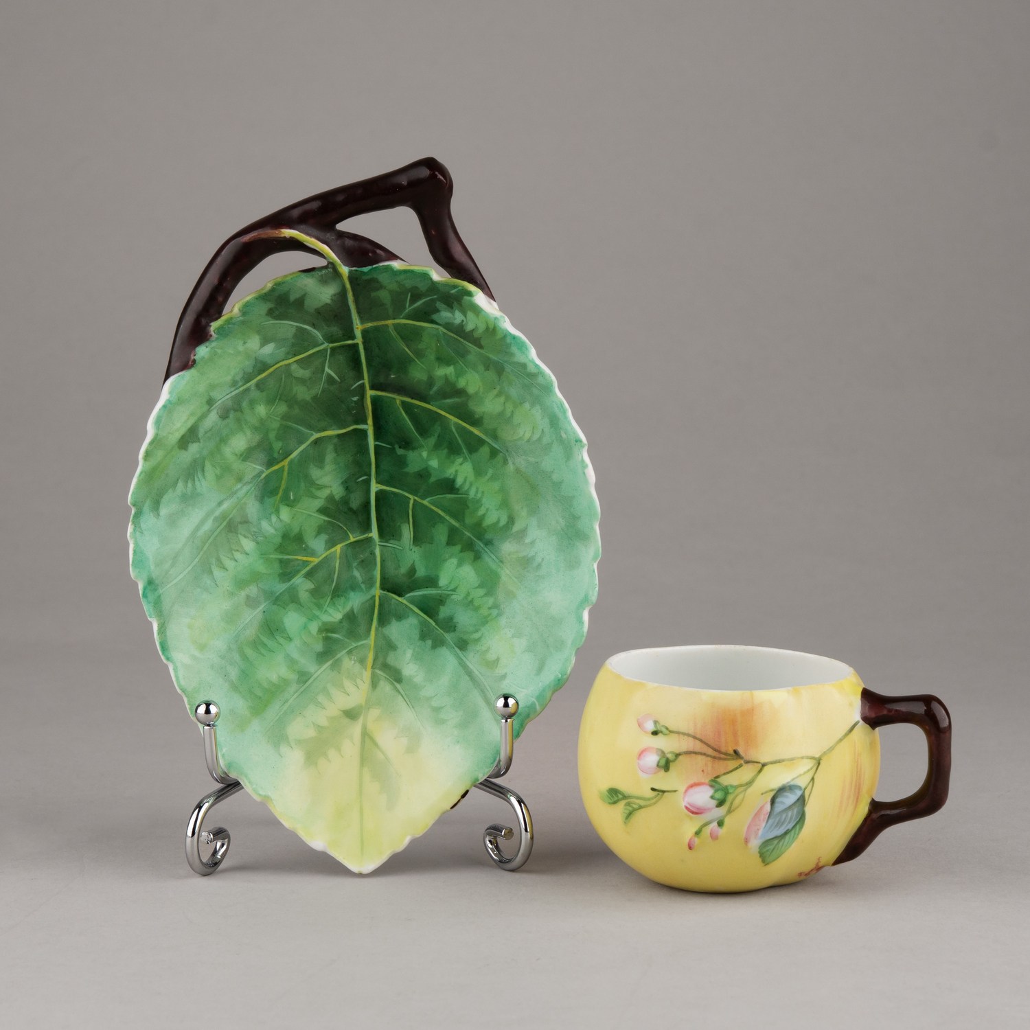 (Гарднер) Кофейная пара из сервиза в стиле «тромплей» «Яблоки и груши». 
Россия, Москва, фабрика Ф.Я. Гарднера, 1870-1890-е годы.