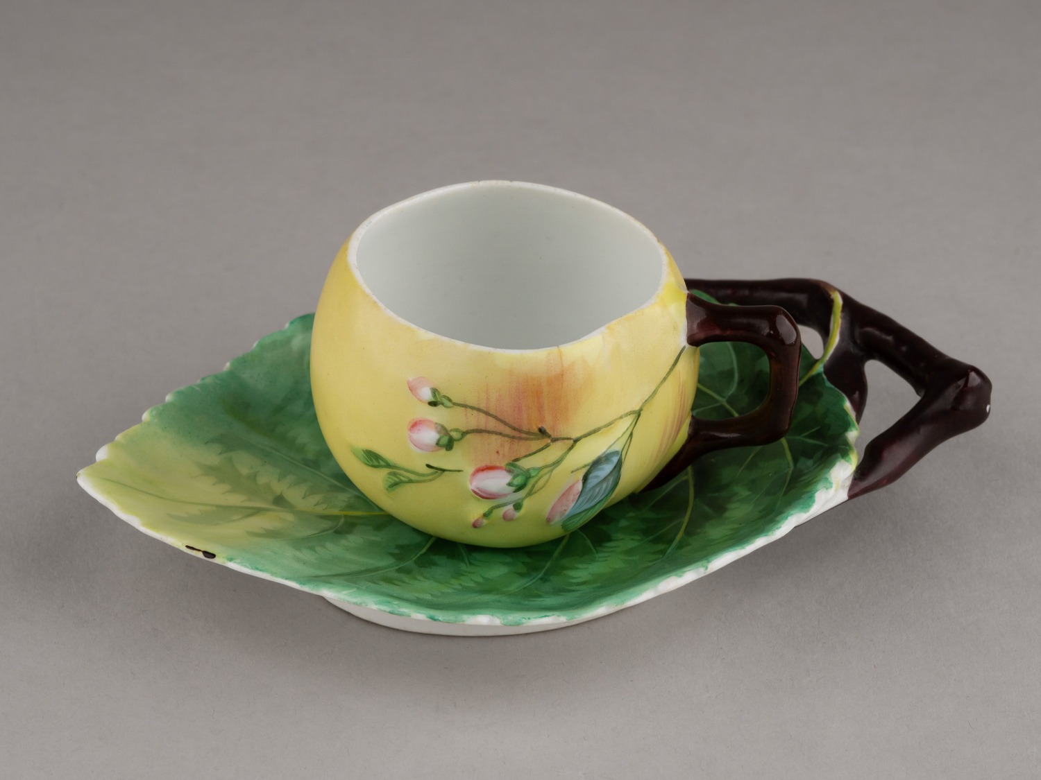 (Гарднер) Кофейная пара из сервиза в стиле «тромплей» «Яблоки и груши». 
Россия, Москва, фабрика Ф.Я. Гарднера, 1870-1890-е годы.