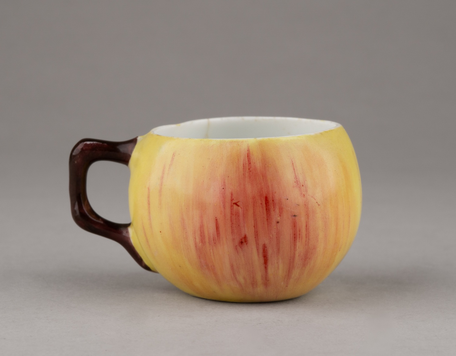 (Гарднер) Кофейная пара из сервиза в стиле «тромплей» «Яблоки и груши». 
Россия, Москва, фабрика Ф.Я. Гарднера, 1870-1890-е годы.