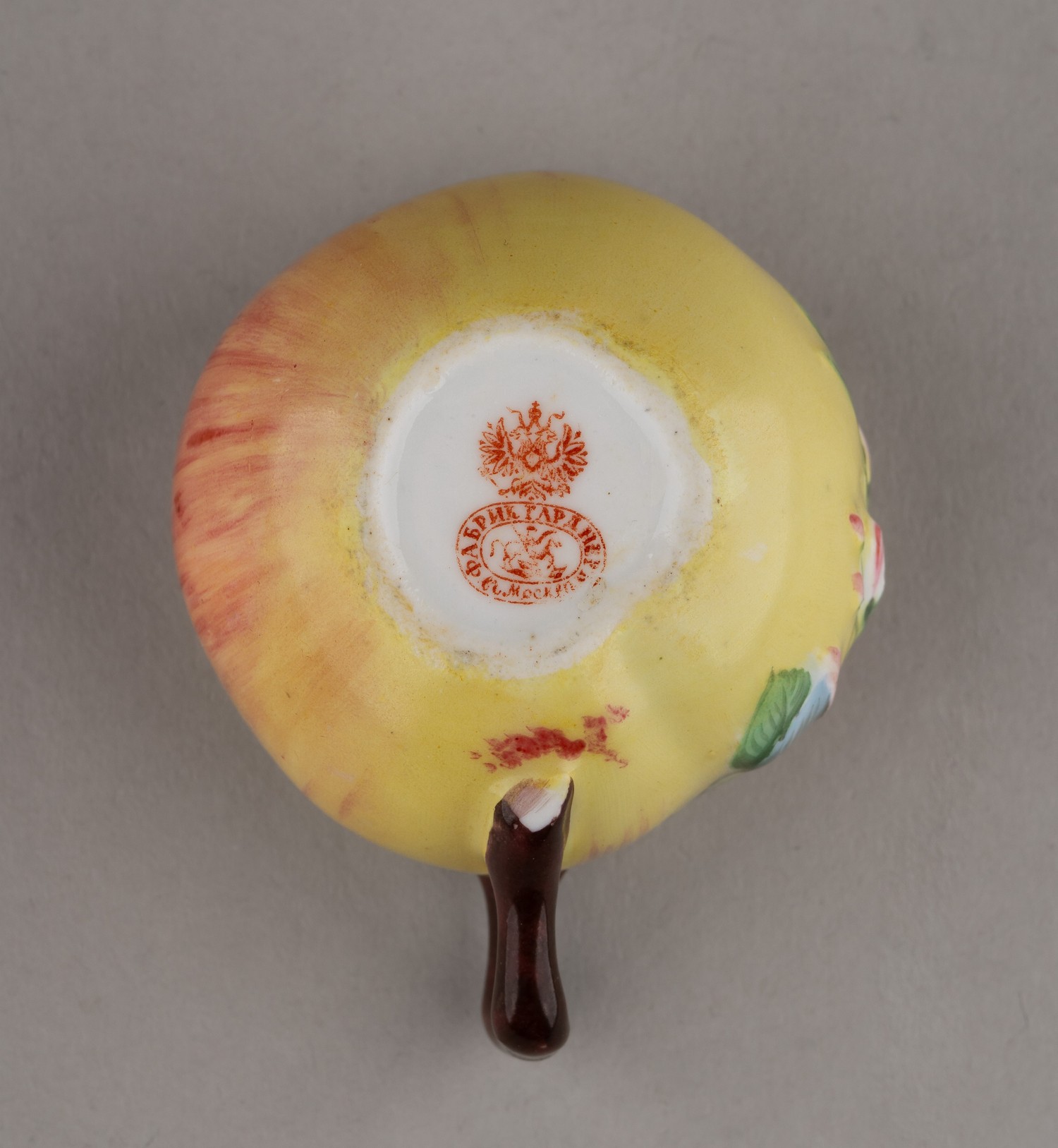 (Гарднер) Кофейная пара из сервиза в стиле «тромплей» «Яблоки и груши». 
Россия, Москва, фабрика Ф.Я. Гарднера, 1870-1890-е годы.