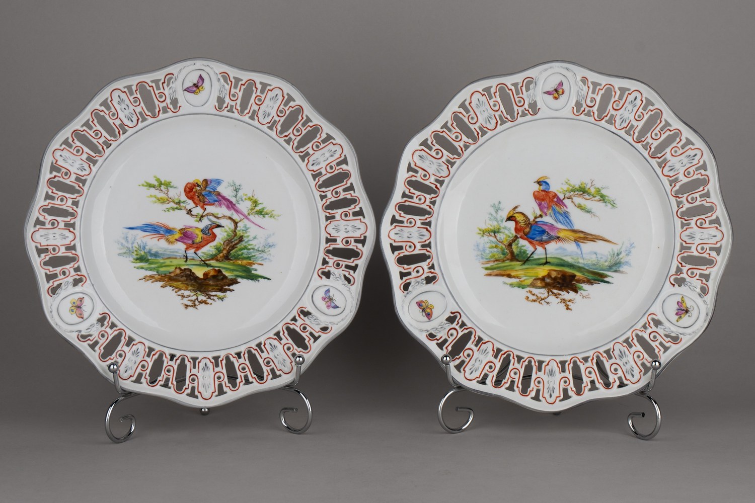 Две ажурных тарелки с изображением птиц и насекомых. Германия, Потсшаппель, начало ХХ в.