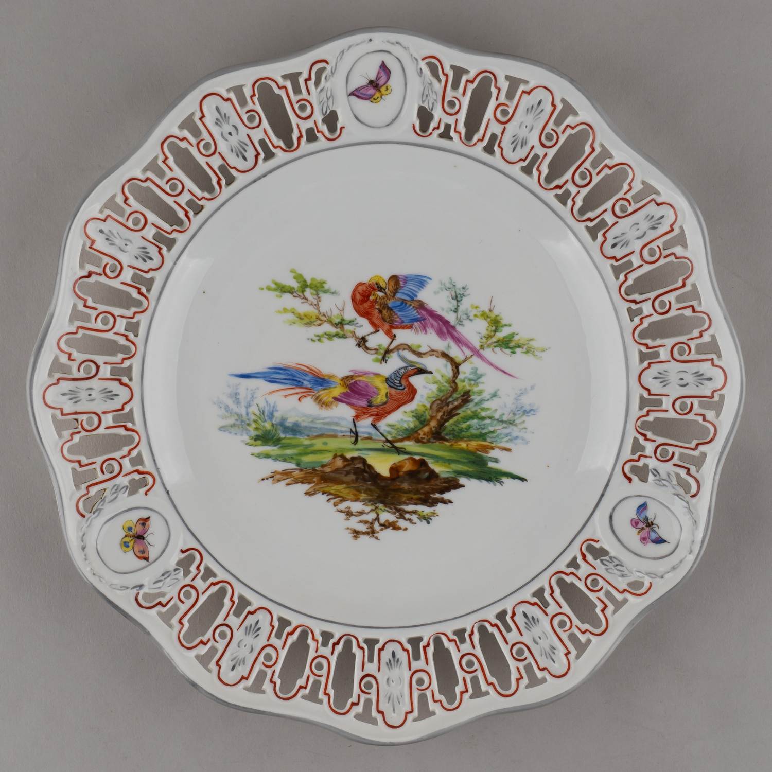 Две ажурных тарелки с изображением птиц и насекомых. Германия, Потсшаппель, начало ХХ в.