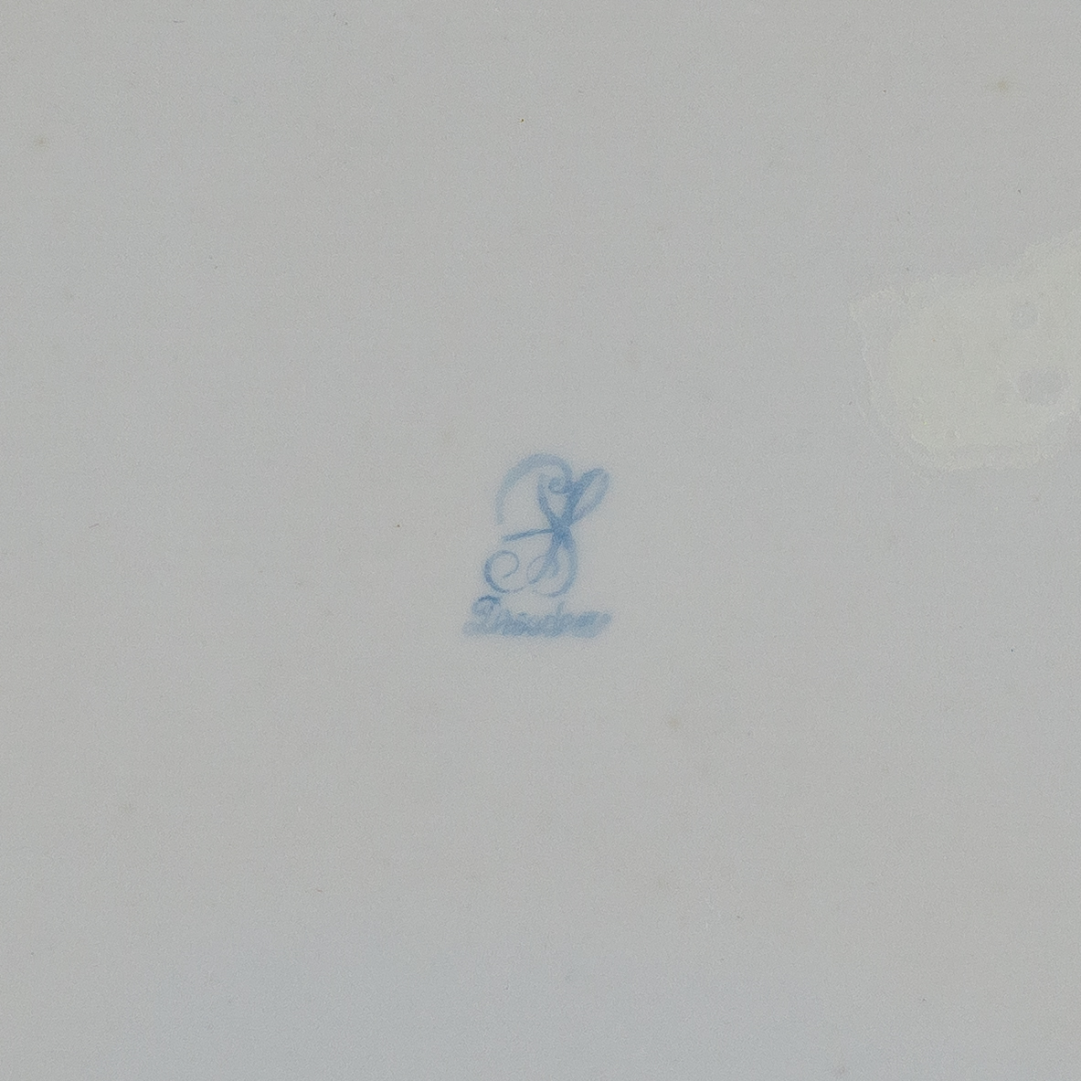 Две ажурных тарелки с изображением птиц и насекомых. Германия, Потсшаппель, начало ХХ в.