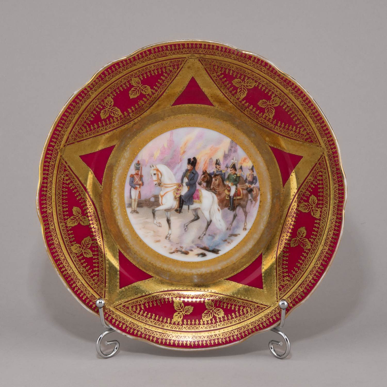 (Гарднер) Тарелка «Выезд императора Наполеона из Кремля».  
Россия, Москва, фабрика Ф.Я. Гарднера, 1912.