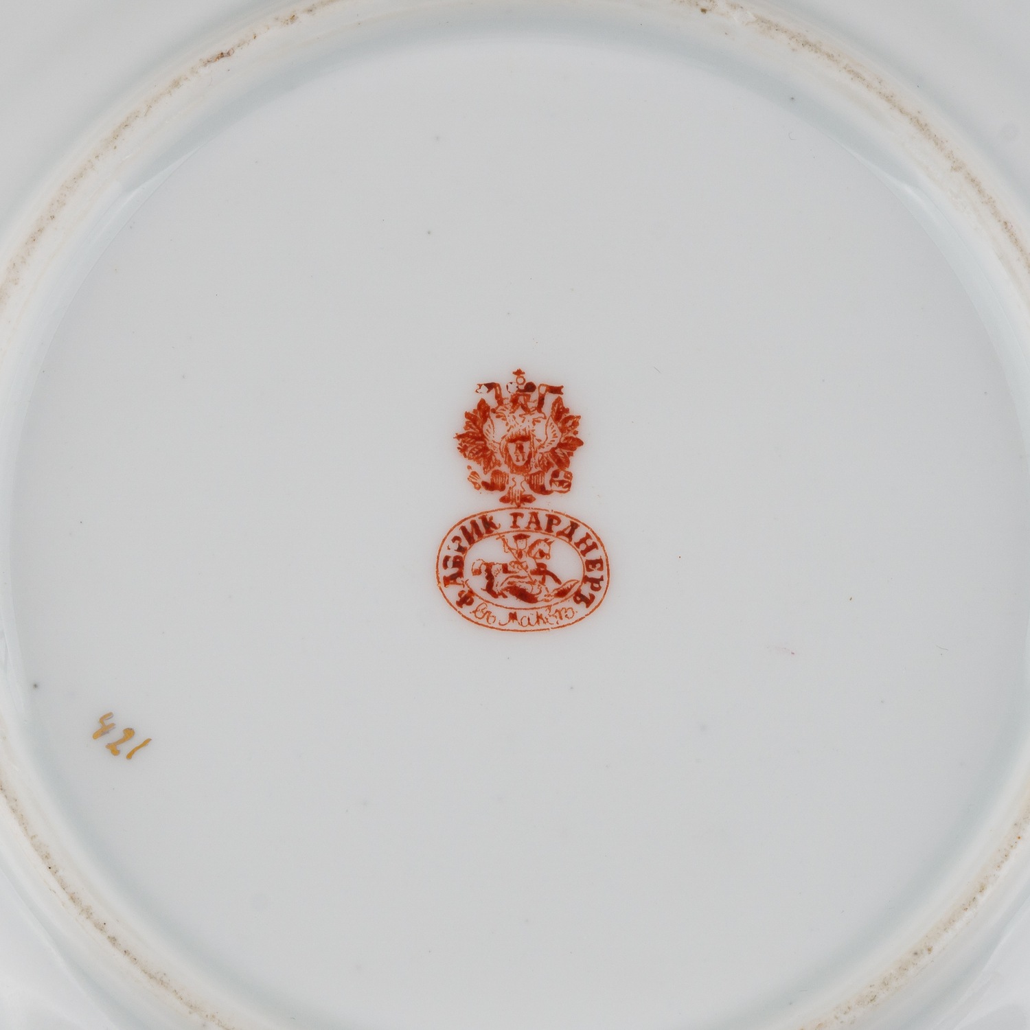 (Гарднер) Тарелка «Выезд императора Наполеона из Кремля».  
Россия, Москва, фабрика Ф.Я. Гарднера, 1912.