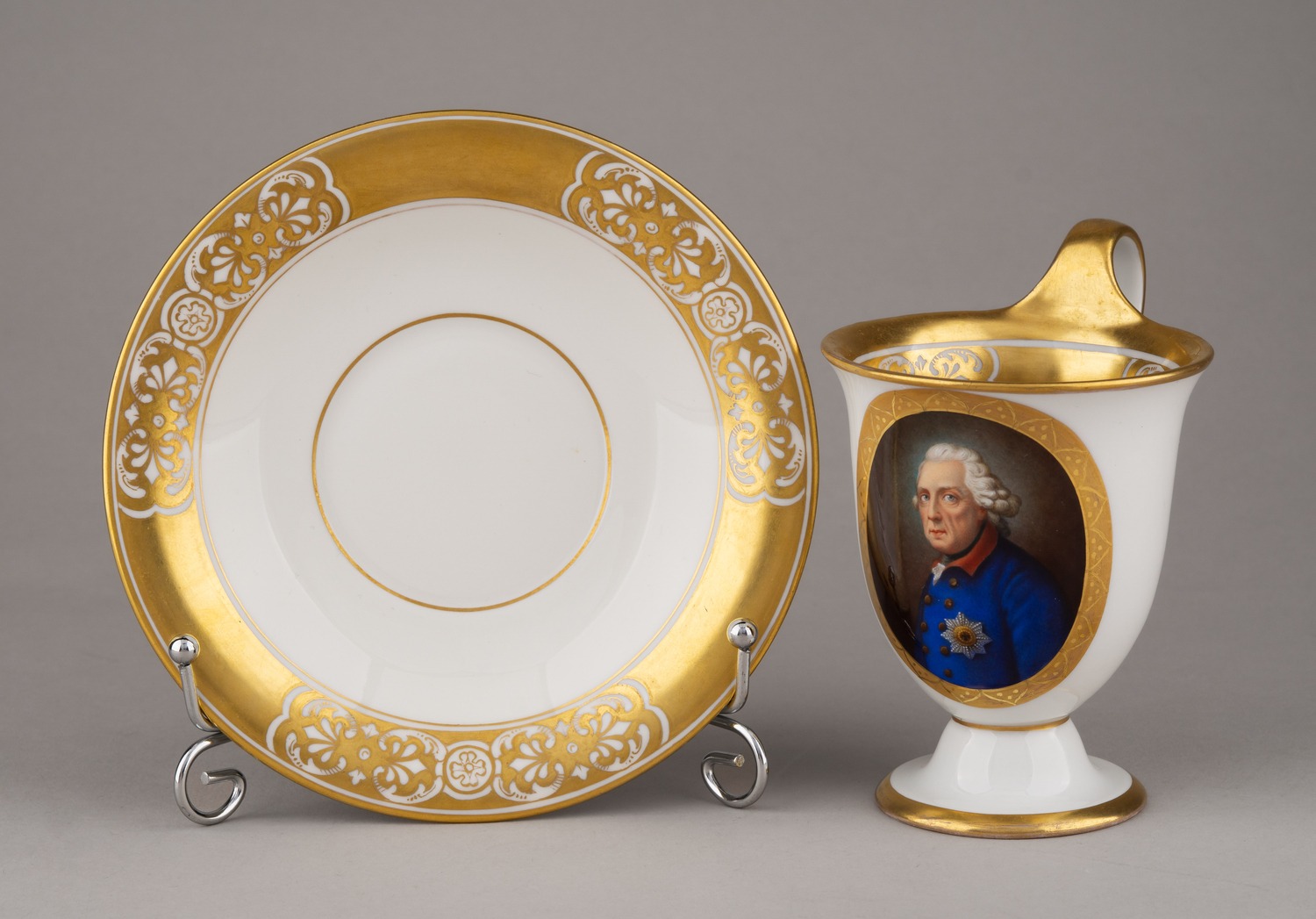 (KPM) Кофейная пара с портретом Фридриха Великого. Германия, Берлин, Королевская фарфоровая мануфактура. Конец XIX века.