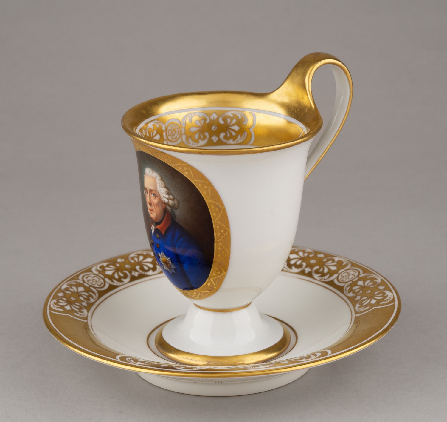 (KPM) Кофейная пара с портретом Фридриха Великого. Германия, Берлин, Королевская фарфоровая мануфактура. Конец XIX века.