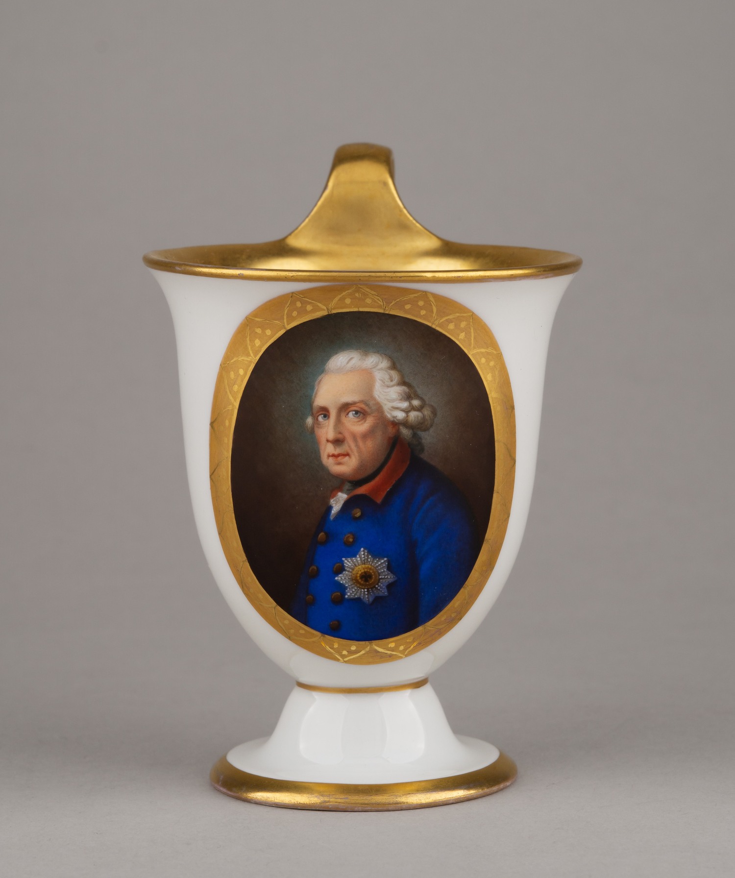 (KPM) Кофейная пара с портретом Фридриха Великого. Германия, Берлин, Королевская фарфоровая мануфактура. Конец XIX века.