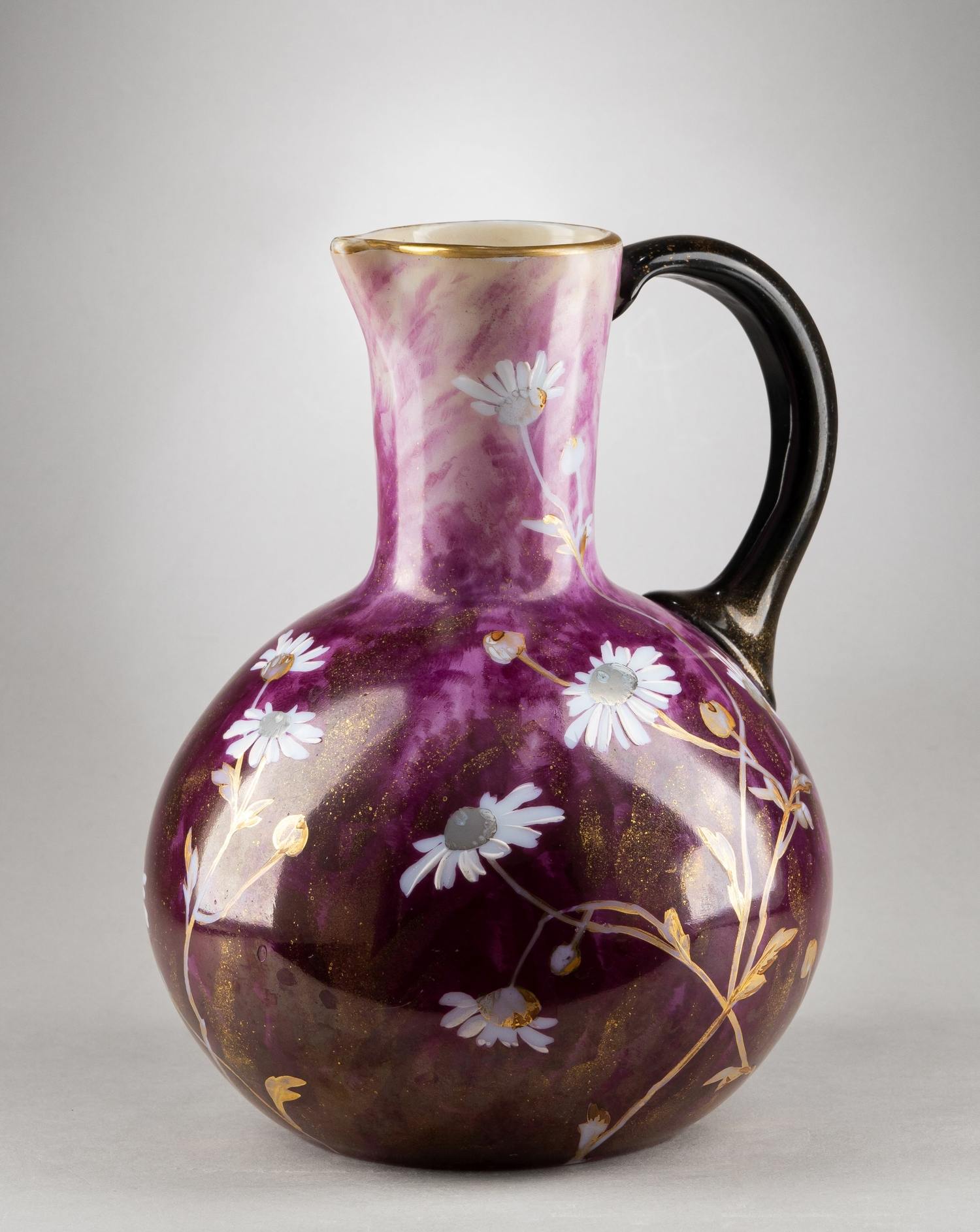 Кувшин с изображением ромашек. Западная Европа. Начало XX века.