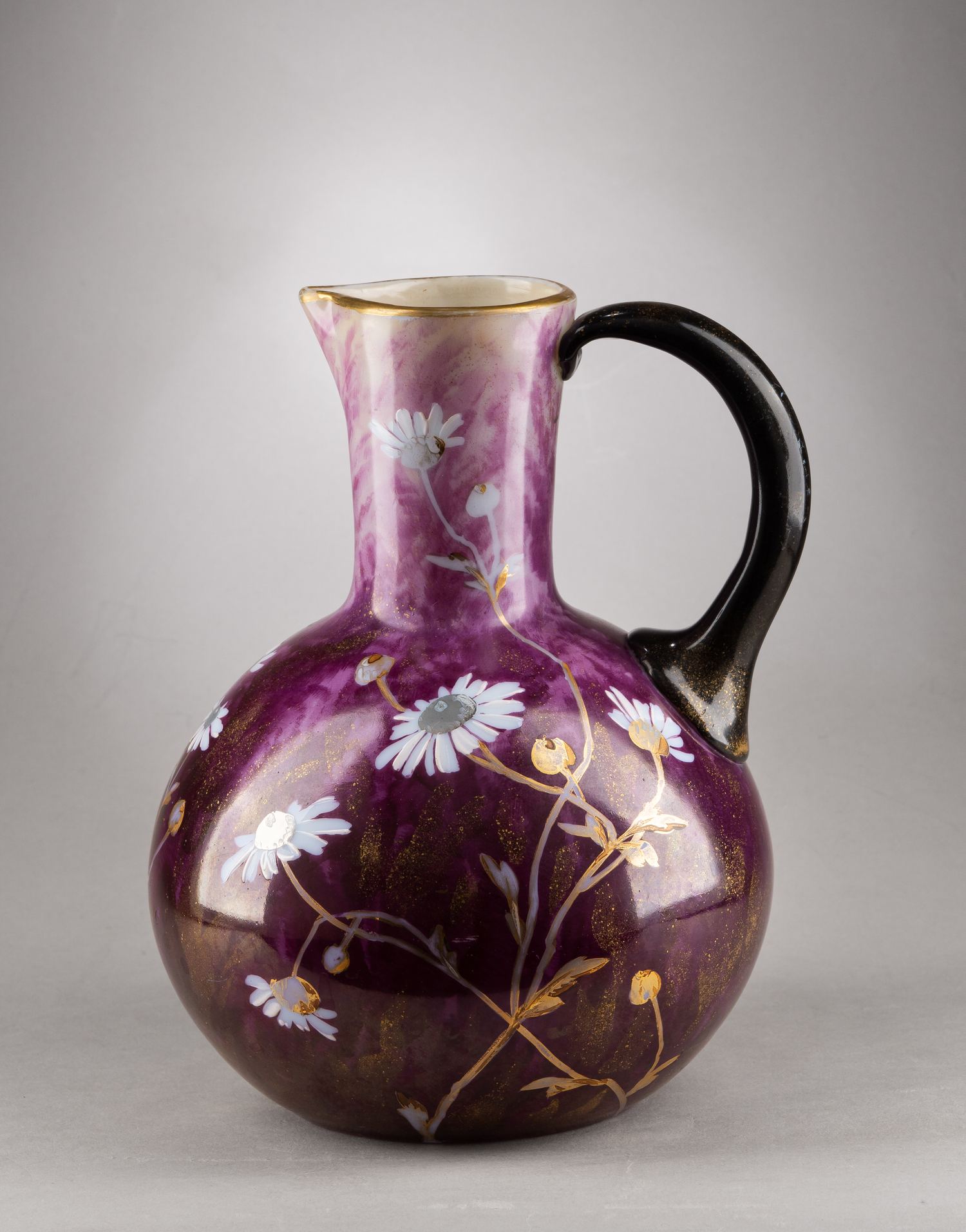 Кувшин с изображением ромашек. Западная Европа. Начало XX века.