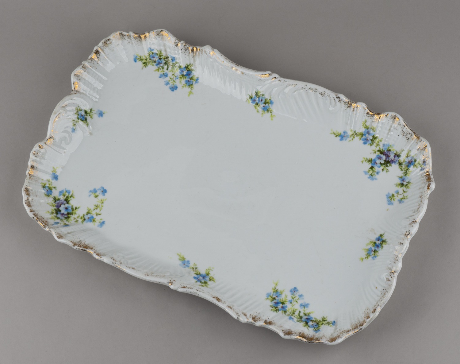 (Кузнецов) Блюдо с изображением незабудок. 
Россия, Товарищество М.С. Кузнецова (Дмитровская фабрика), 1892–1917 годы.
