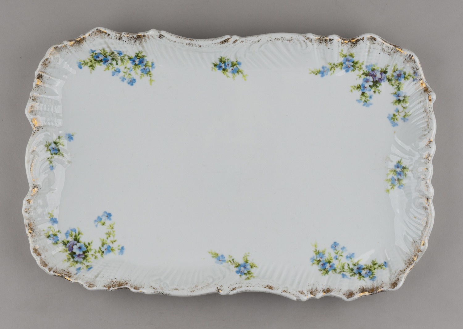 (Кузнецов) Блюдо с изображением незабудок. 
Россия, Товарищество М.С. Кузнецова (Дмитровская фабрика), 1892–1917 годы.