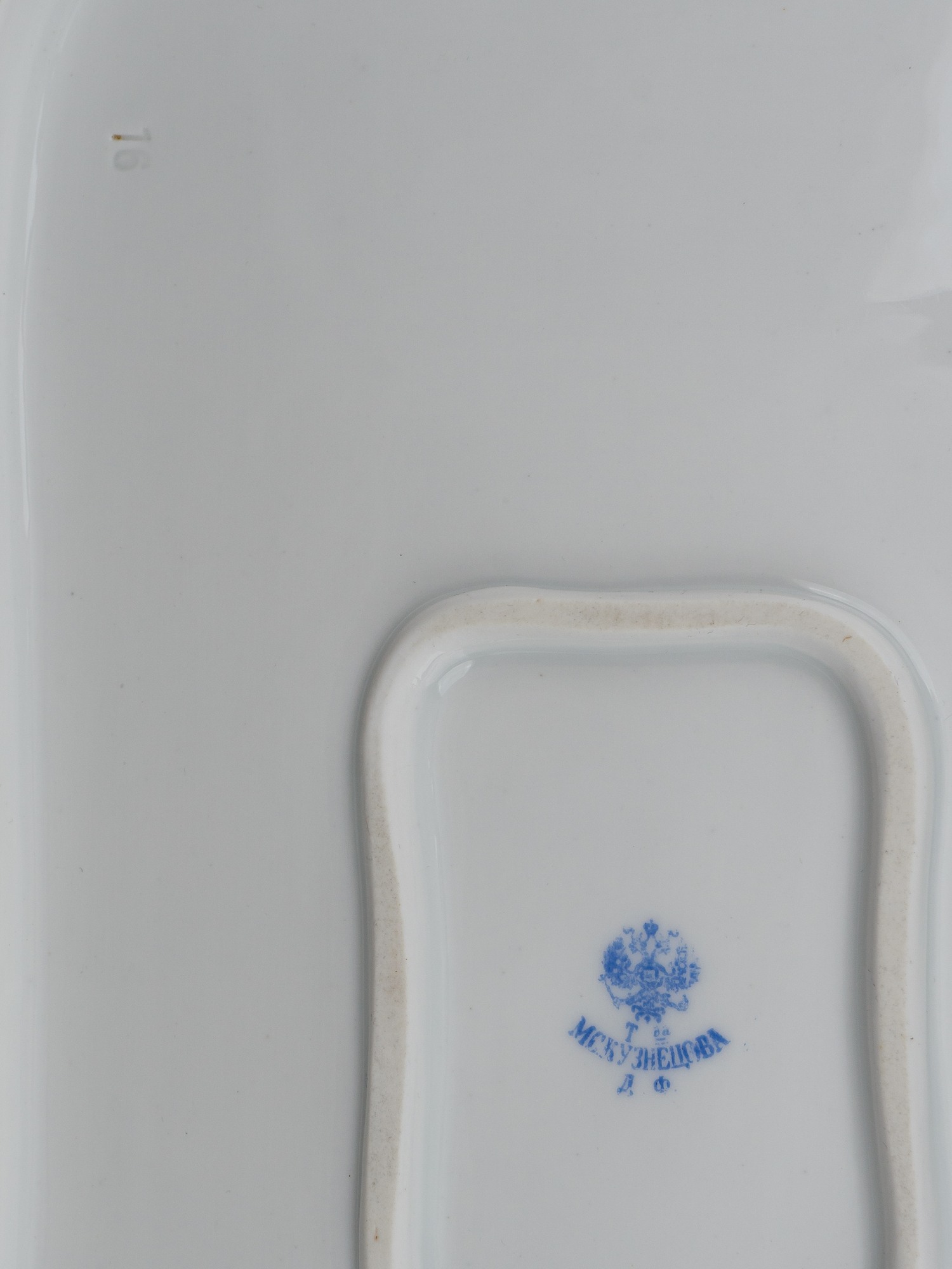 (Кузнецов) Блюдо с изображением незабудок. 
Россия, Товарищество М.С. Кузнецова (Дмитровская фабрика), 1892–1917 годы.