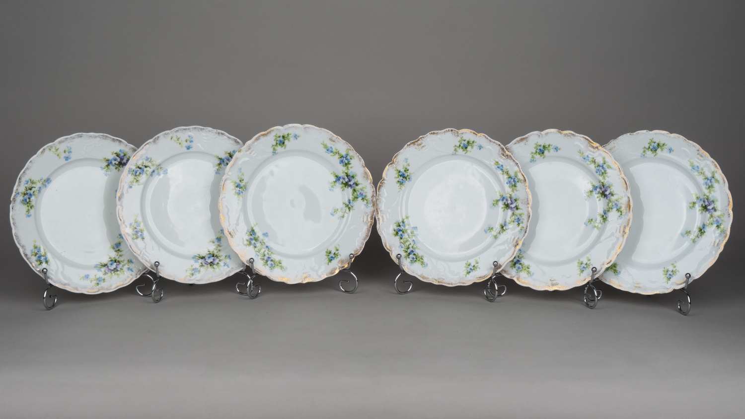 (Кузнецов) Шесть тарелок с изображением незабудок. 
Россия, Товарищество М.С. Кузнецова (Дмитровская фабрика), 1892–1917 годы.