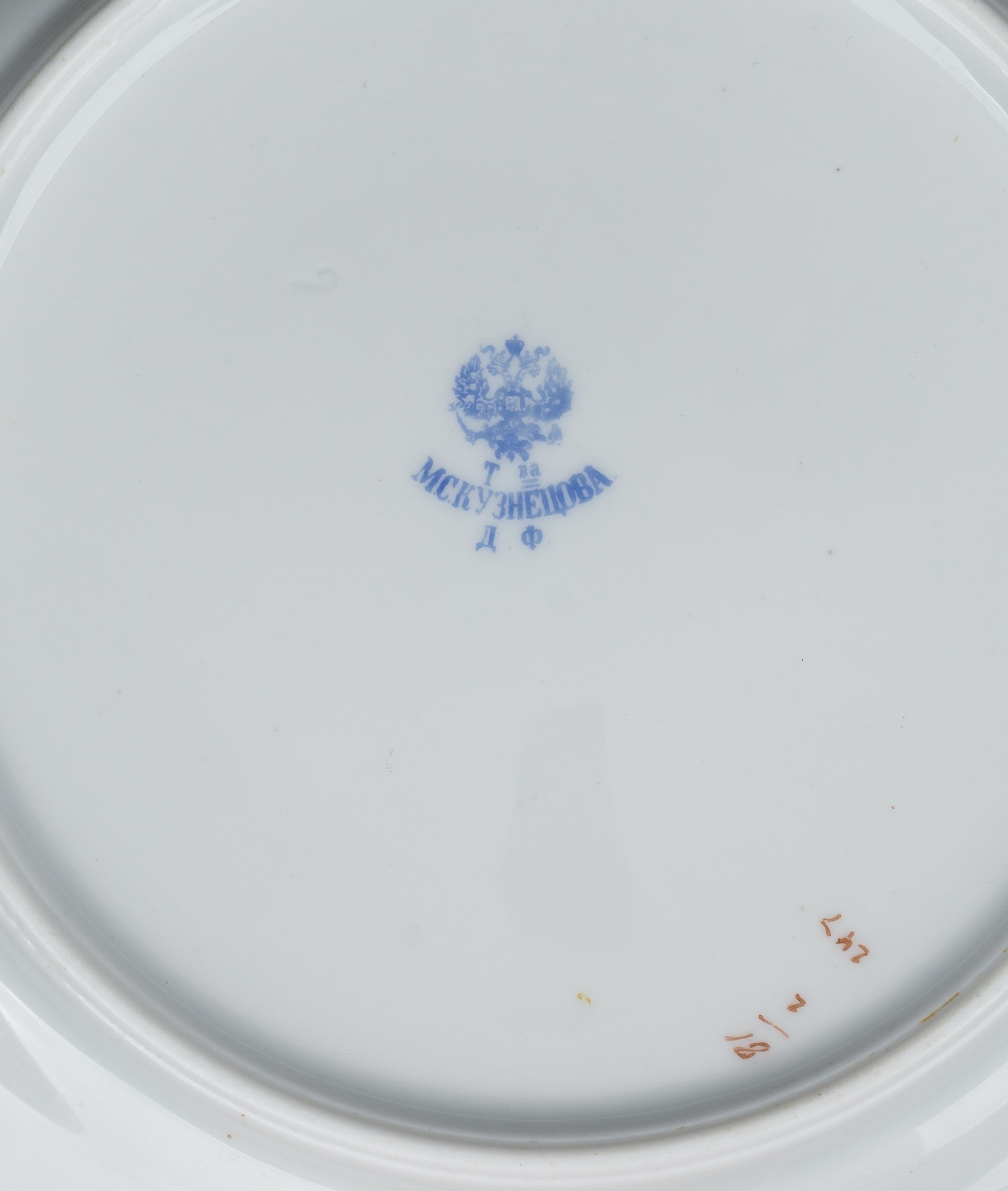 (Кузнецов) Шесть тарелок с изображением незабудок. 
Россия, Товарищество М.С. Кузнецова (Дмитровская фабрика), 1892–1917 годы.