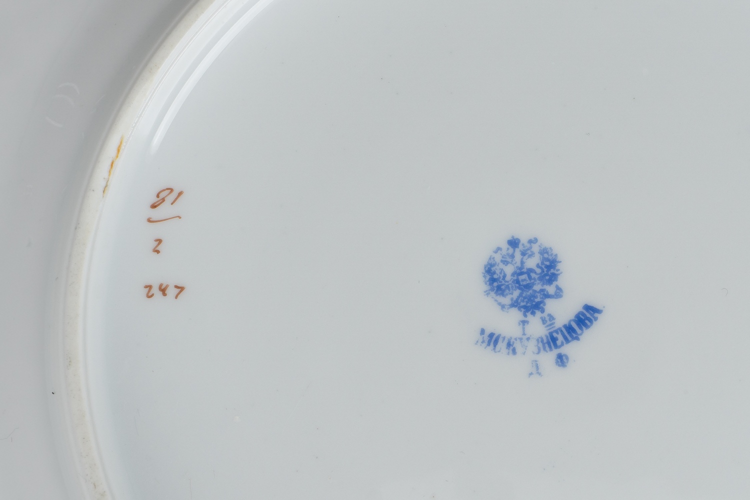 (Кузнецов) Семь тарелок с изображением незабудок. 
Россия, Товарищество М.С. Кузнецова (Дмитровская фабрика), 1892–1917 годы.