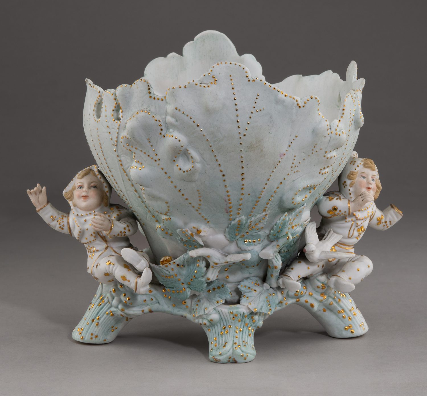 (Кузнецов) Ваза пасхальная с детскими  фигурками. <br>Россия, Товарищество М.С. Кузнецова (Дмитровская фабрика), 1892–1917 годы.