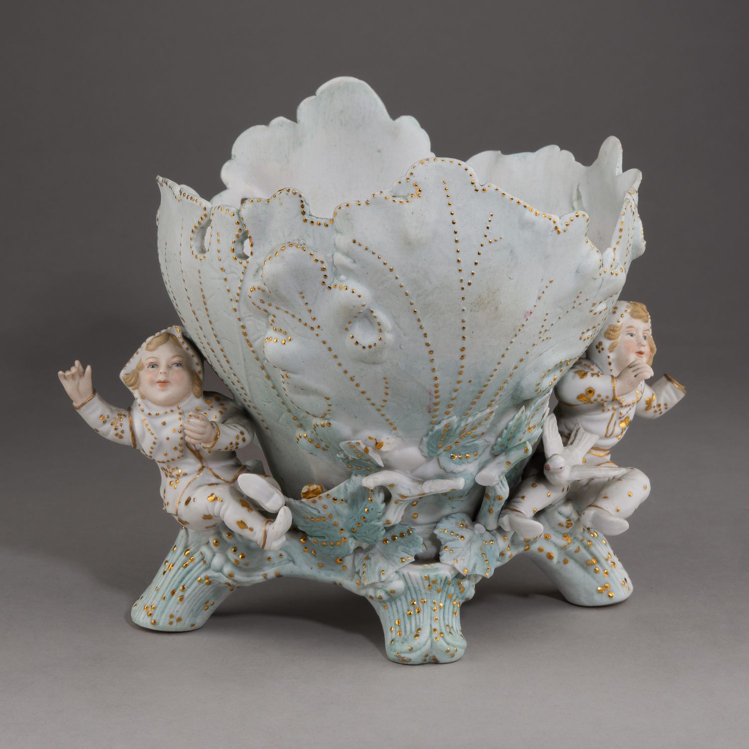 (Кузнецов) Ваза пасхальная с детскими  фигурками. <br>Россия, Товарищество М.С. Кузнецова (Дмитровская фабрика), 1892–1917 годы.